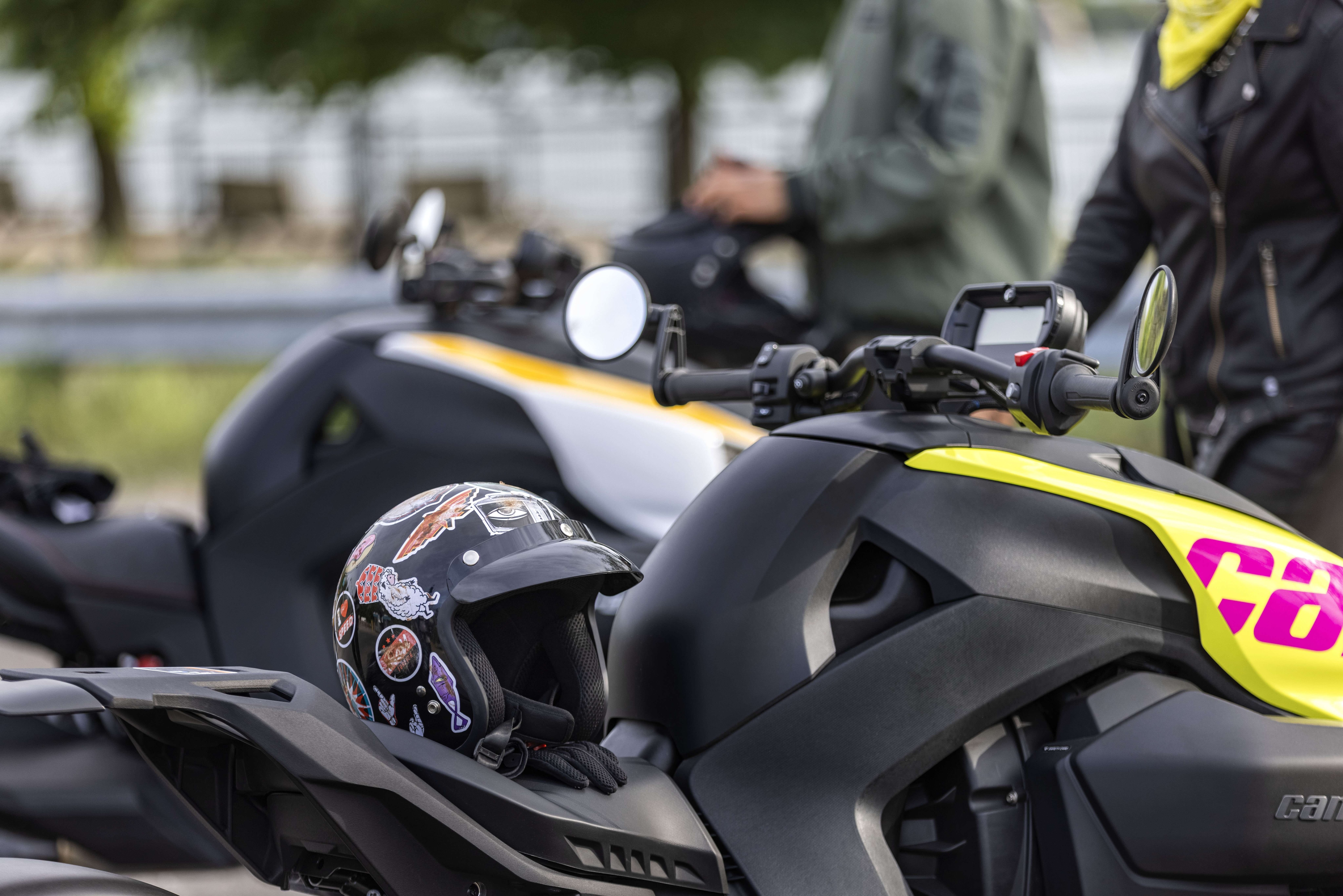 Przewożenie dziecka na motocyklu – czy to legalne i bezpieczne?