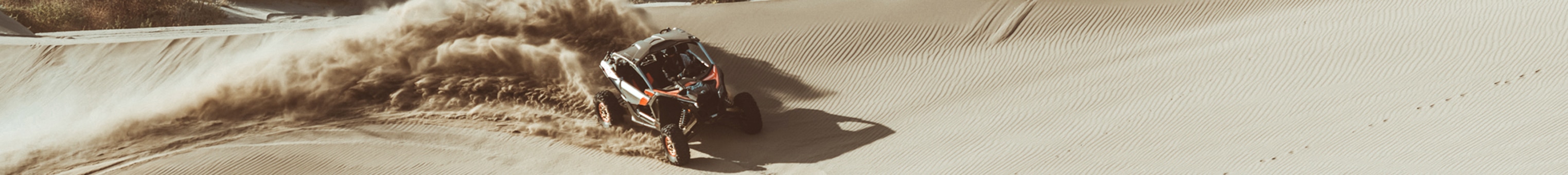 Uomo alla guida di un Maverick nel deserto