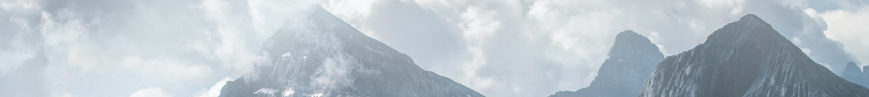 Landschaftsaufnahme eines nebligen Berges