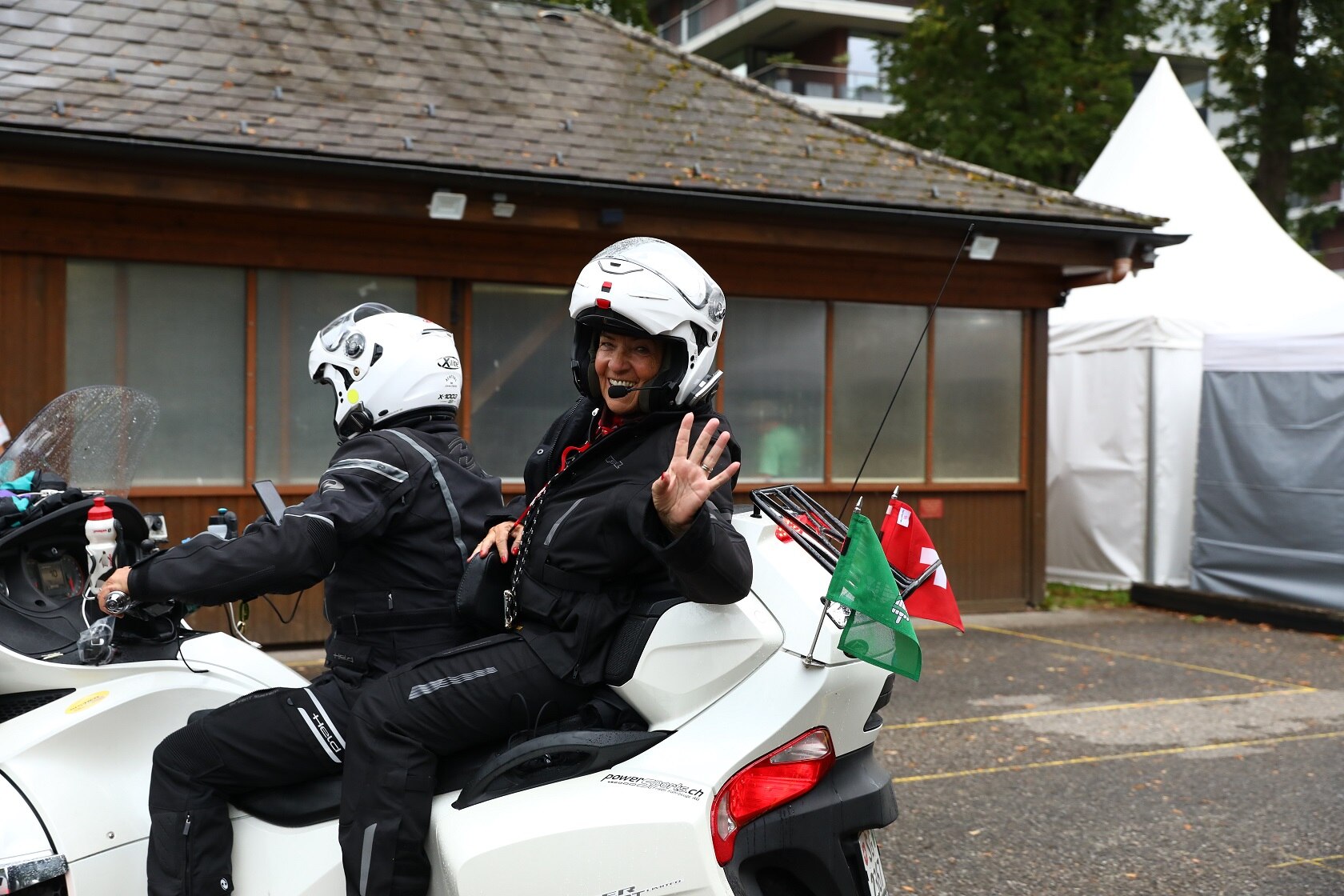 Homme moustachu regardant la caméra tout en conduisant son Sea-Doo GTR