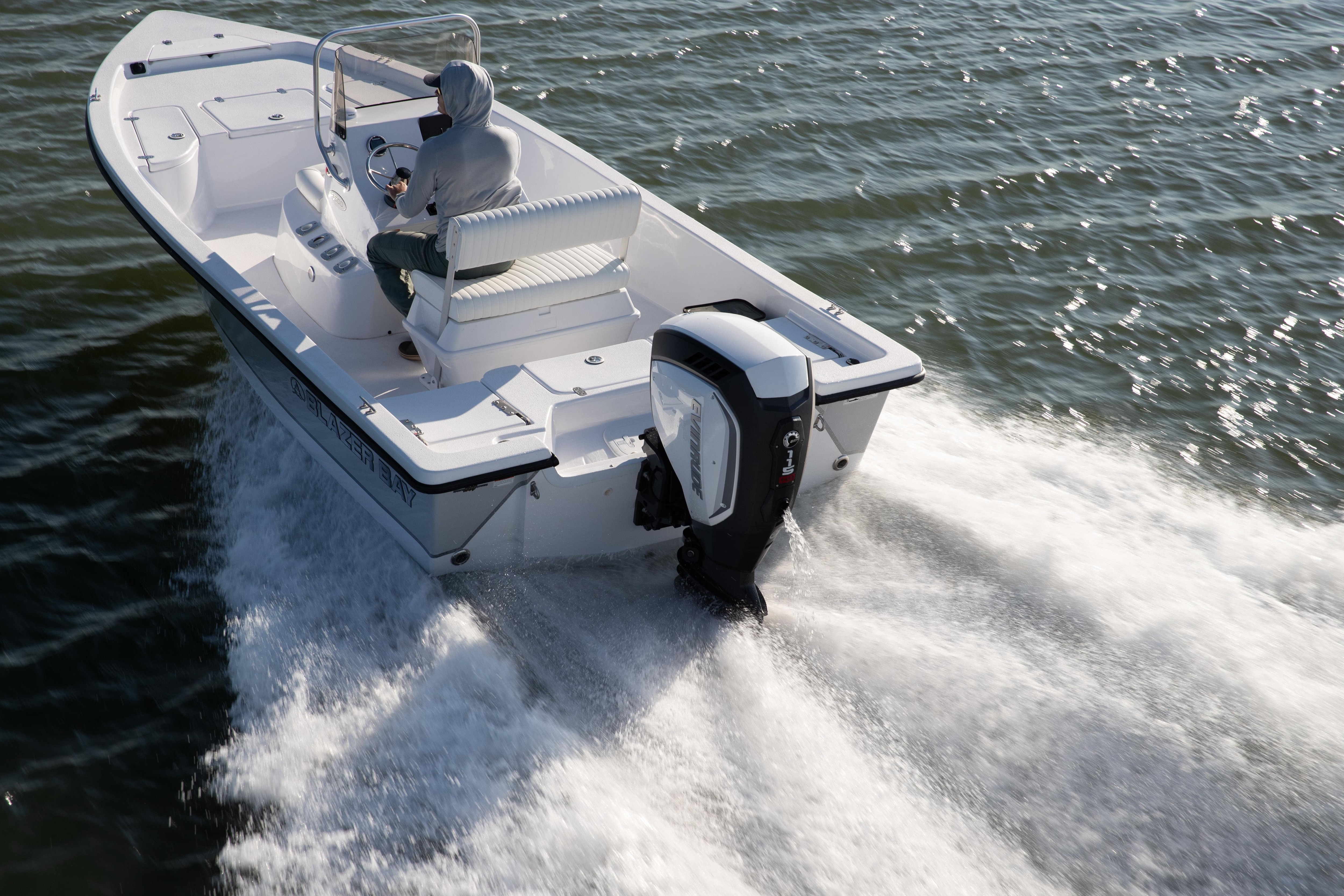 Couple on a boat propulsed by Evinrude outboard motor