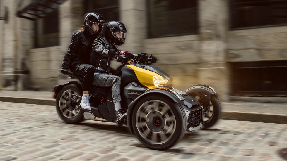 Žena jedoucí na tříkolce Can-Am Ryker v poušti