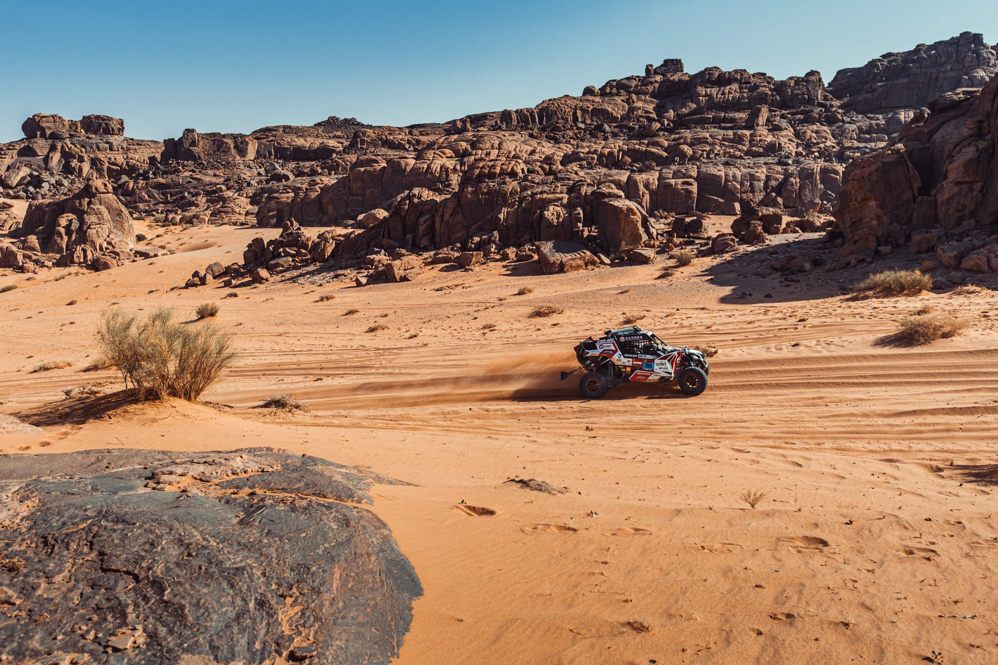 JEZDCI ZVLÁDLI DVOUDENNÍ MARATON A MACHÁČEK STOUPÁ POŘADÍM