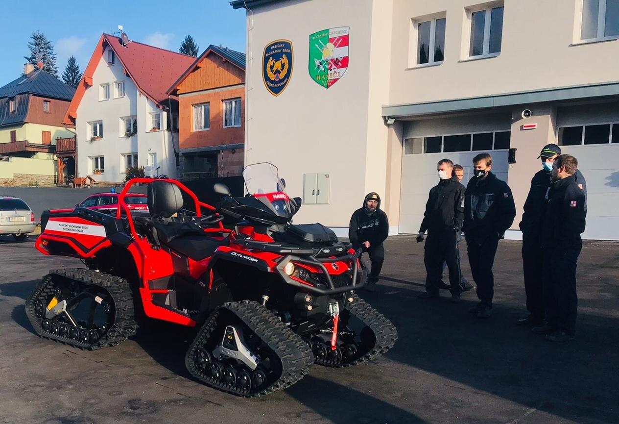 Předání Can-Am Outlander hasičskému sboru v Železné Rudě 