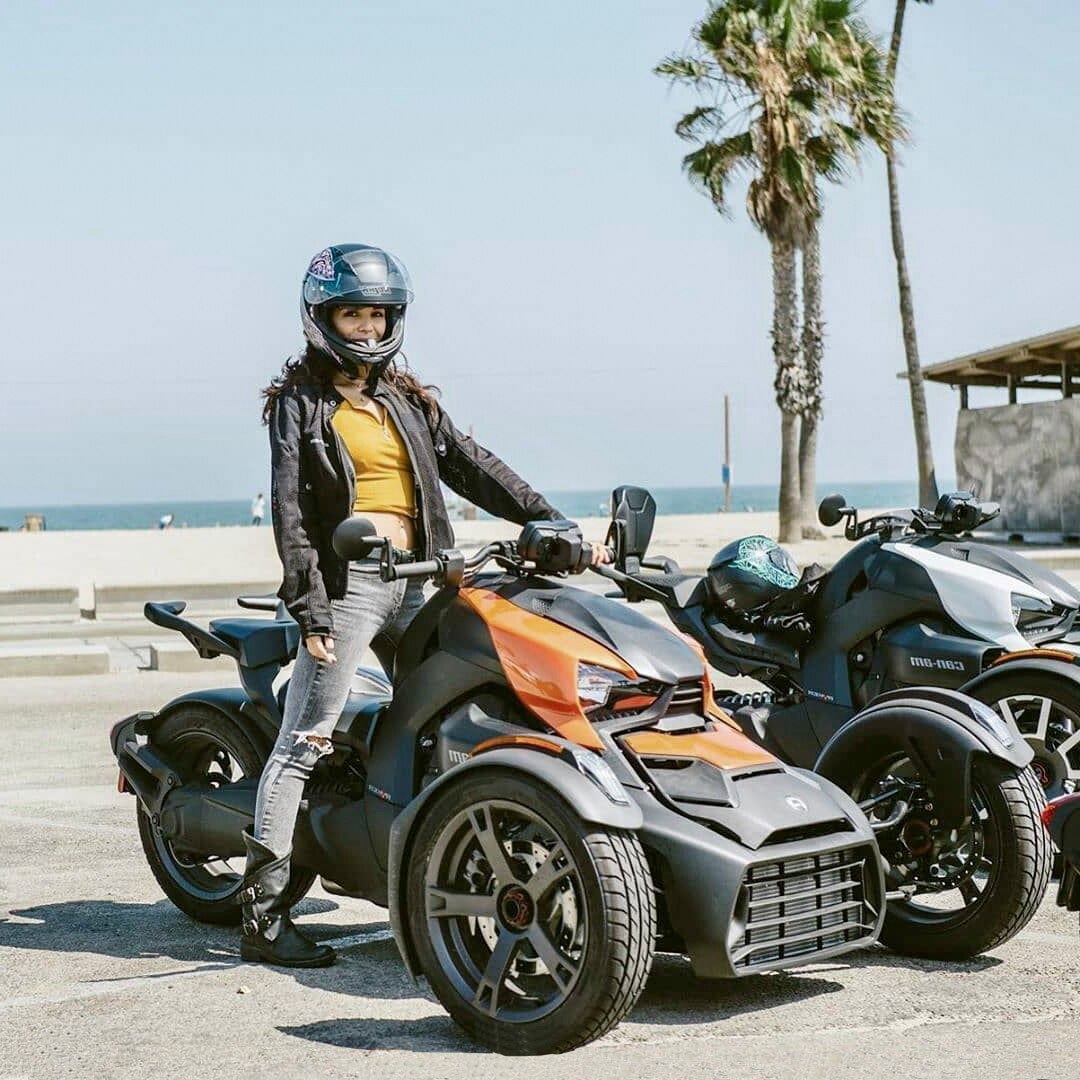 Can-Am On-Road kadın kullanıcısı ryker aracının üstünde poz veriyor.