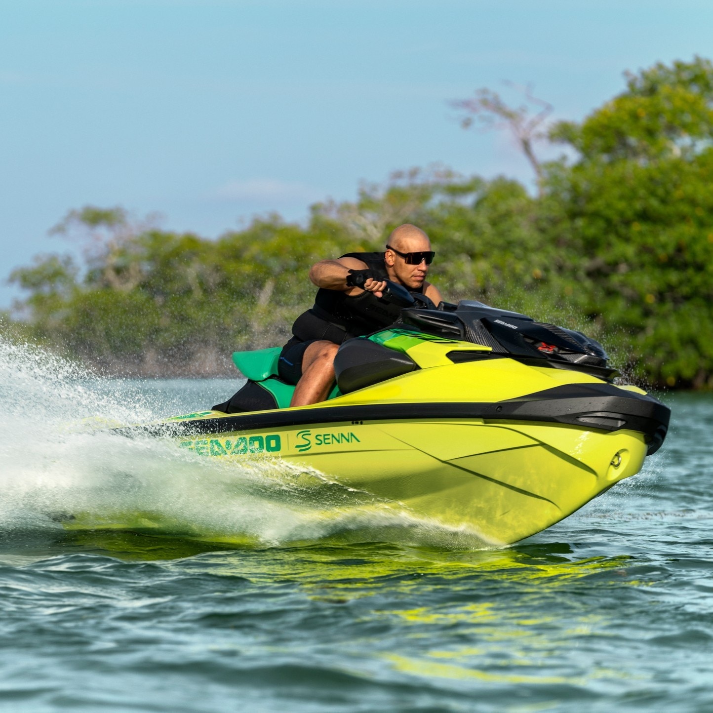 Sea-Doo об’єднується з брендом Senna, щоб вшанувати невмирущу спадщину Айртона Сенни ексклюзивною лімітованою серією