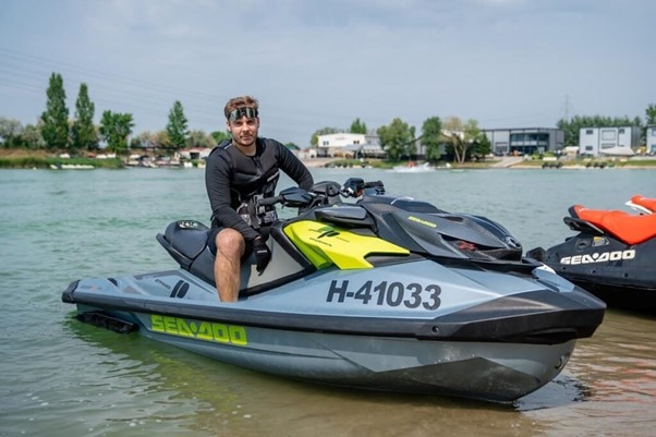 Gerencsér Olivér jet-ski világbajnok azt akarta megmutatni: a jet-skizés, a zene és a jó társaság ideális nyári egyveleg