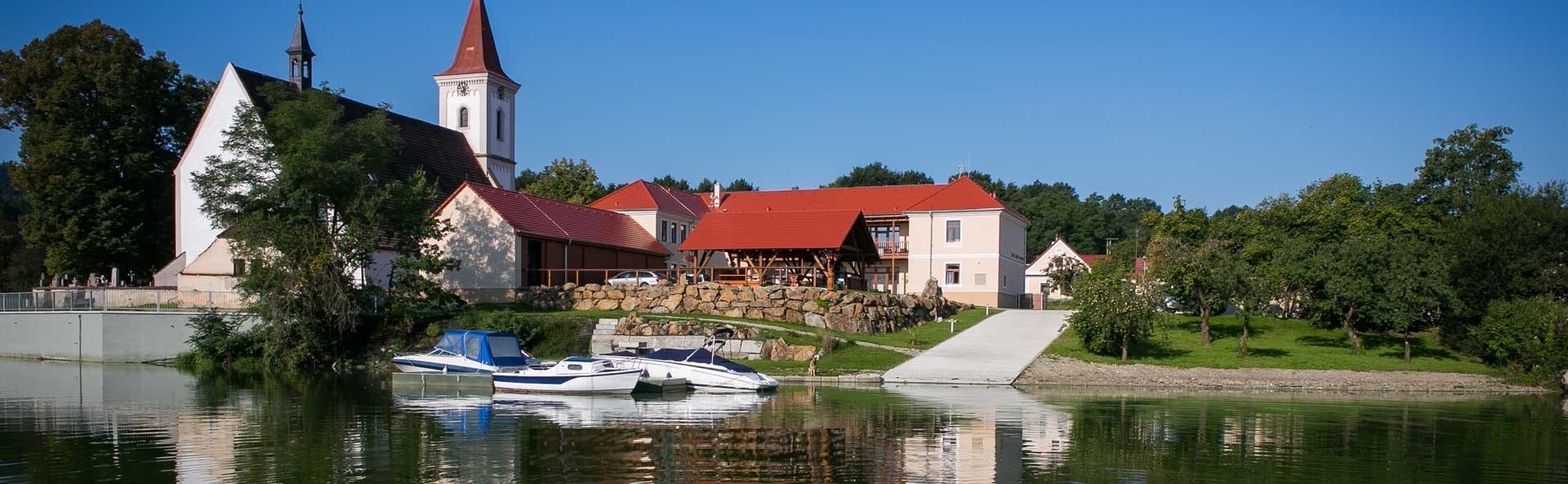 Molo a místo konání předváděcí akce v Purkarci