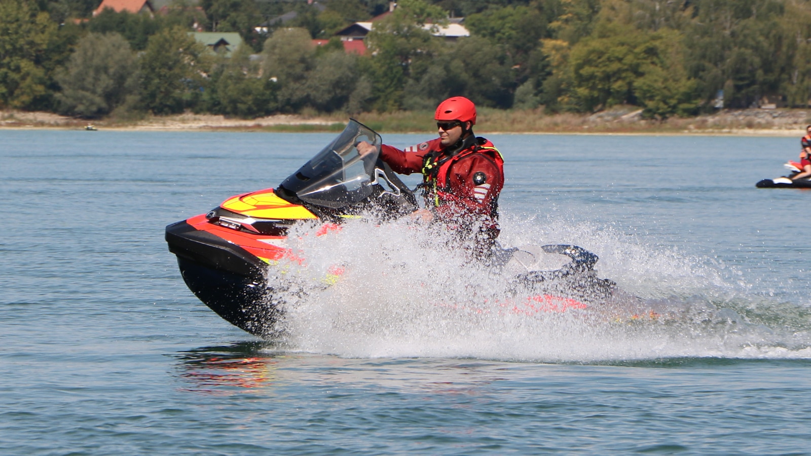 Záchranář na upraveném vodním skútru Sea-Doo GTX