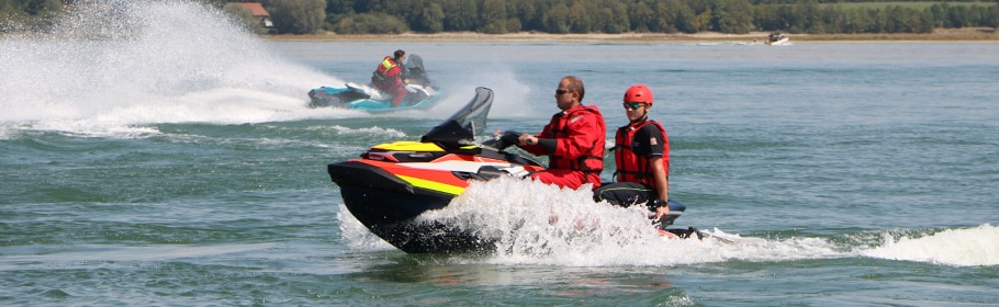 Záchranáři na vodním skútru Sea-Doo