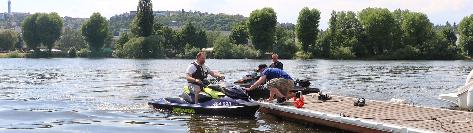 Zákazník přistávající na mole s RXP XRS 300.