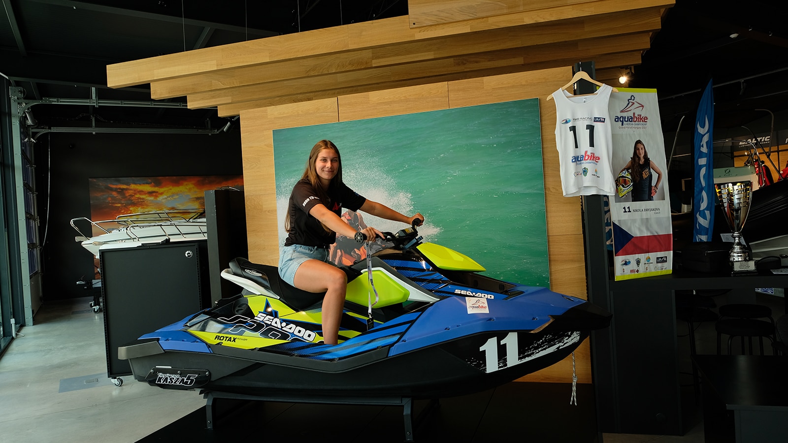 Nikola Dryjáková na vodním skútru Sea-Doo SPARK.