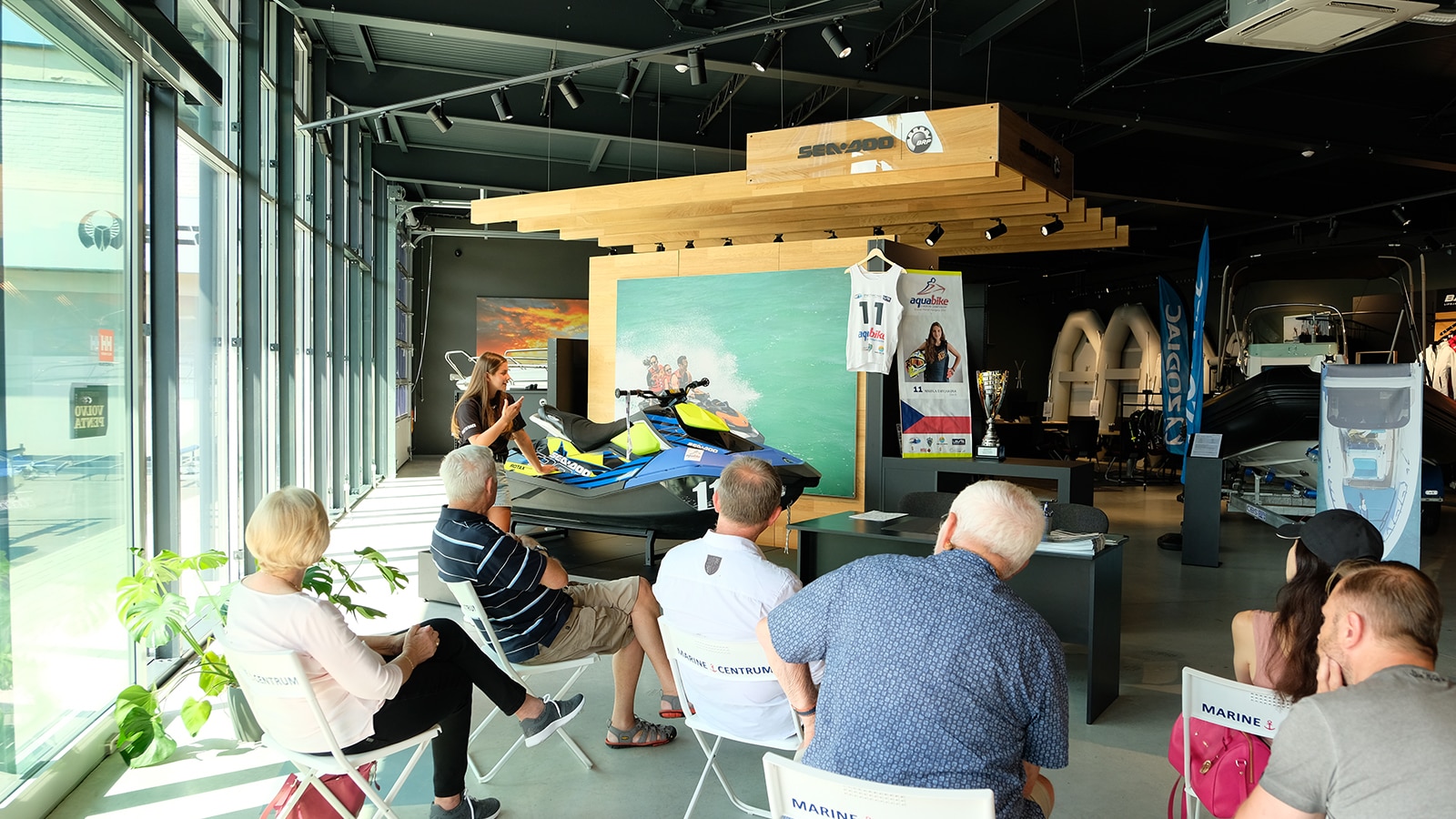 Nikola Dryjáková představuje závodní stroj Sea-Doo SPARK