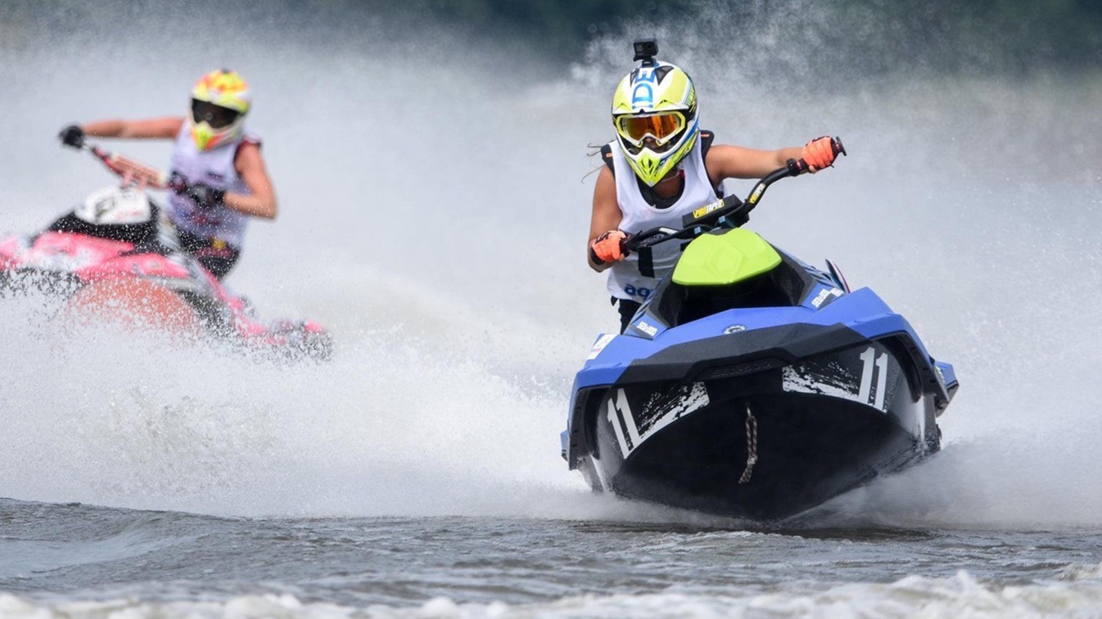 Nikola Dryjáková na vodním skútru Sea-Doo SPARK.