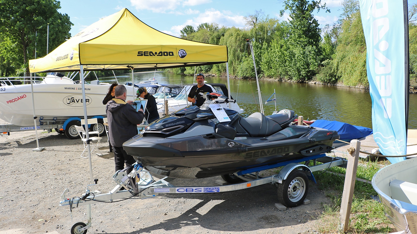 RXT XRS 300 na břehu u Vltavy