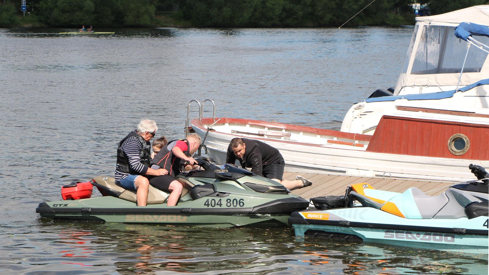 Vodní skútry Sea-Doo u mola.