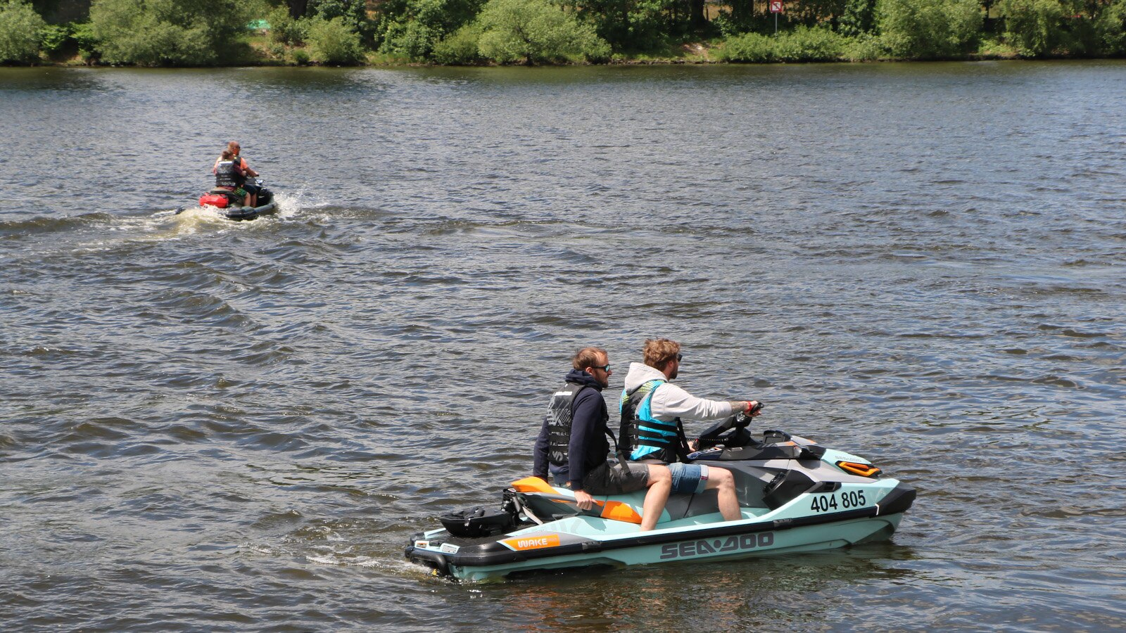 Vodní skútry Sea-Doo na Vltavě.