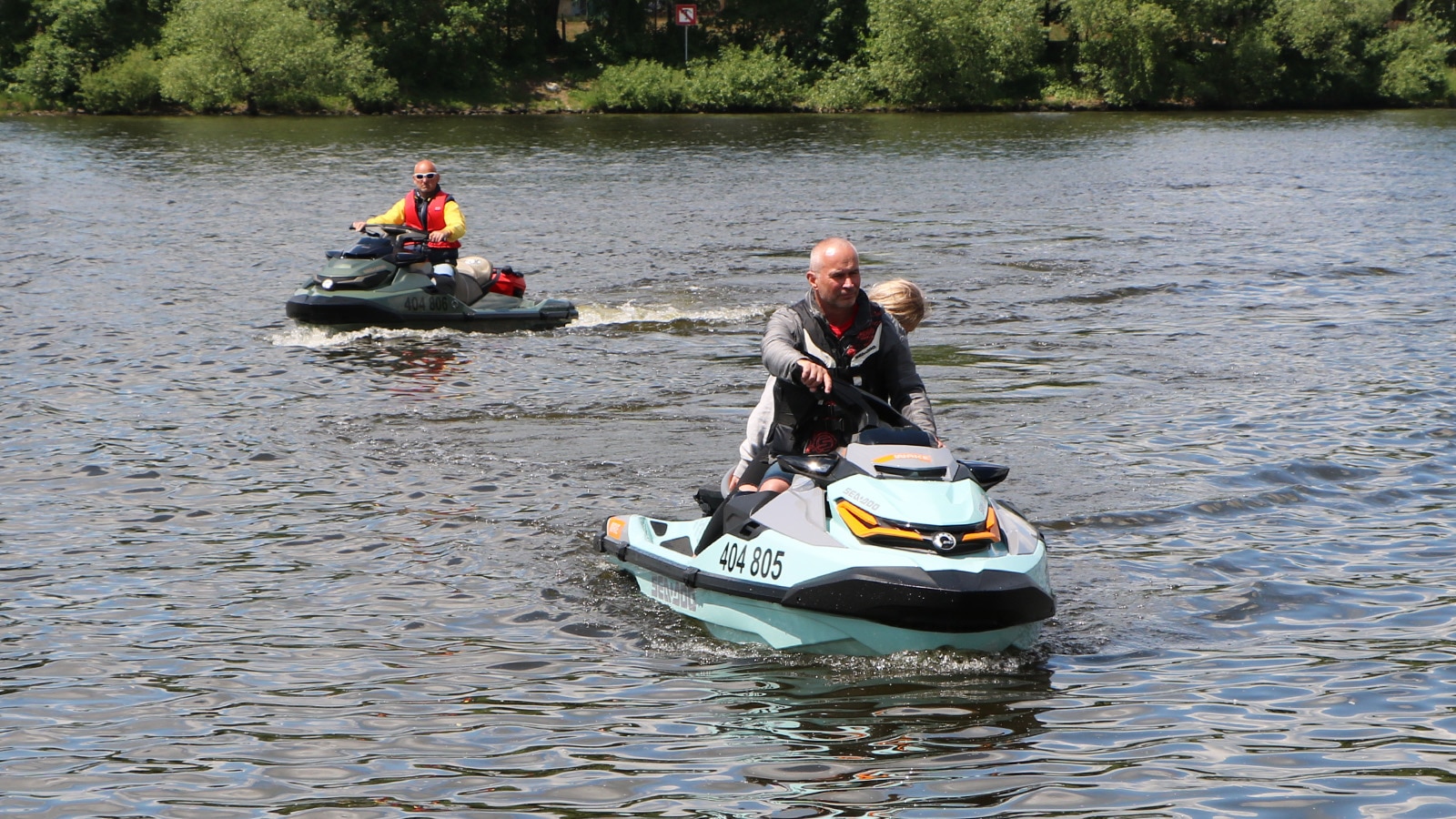Vodní skútry Sea-Doo na Vltavě.