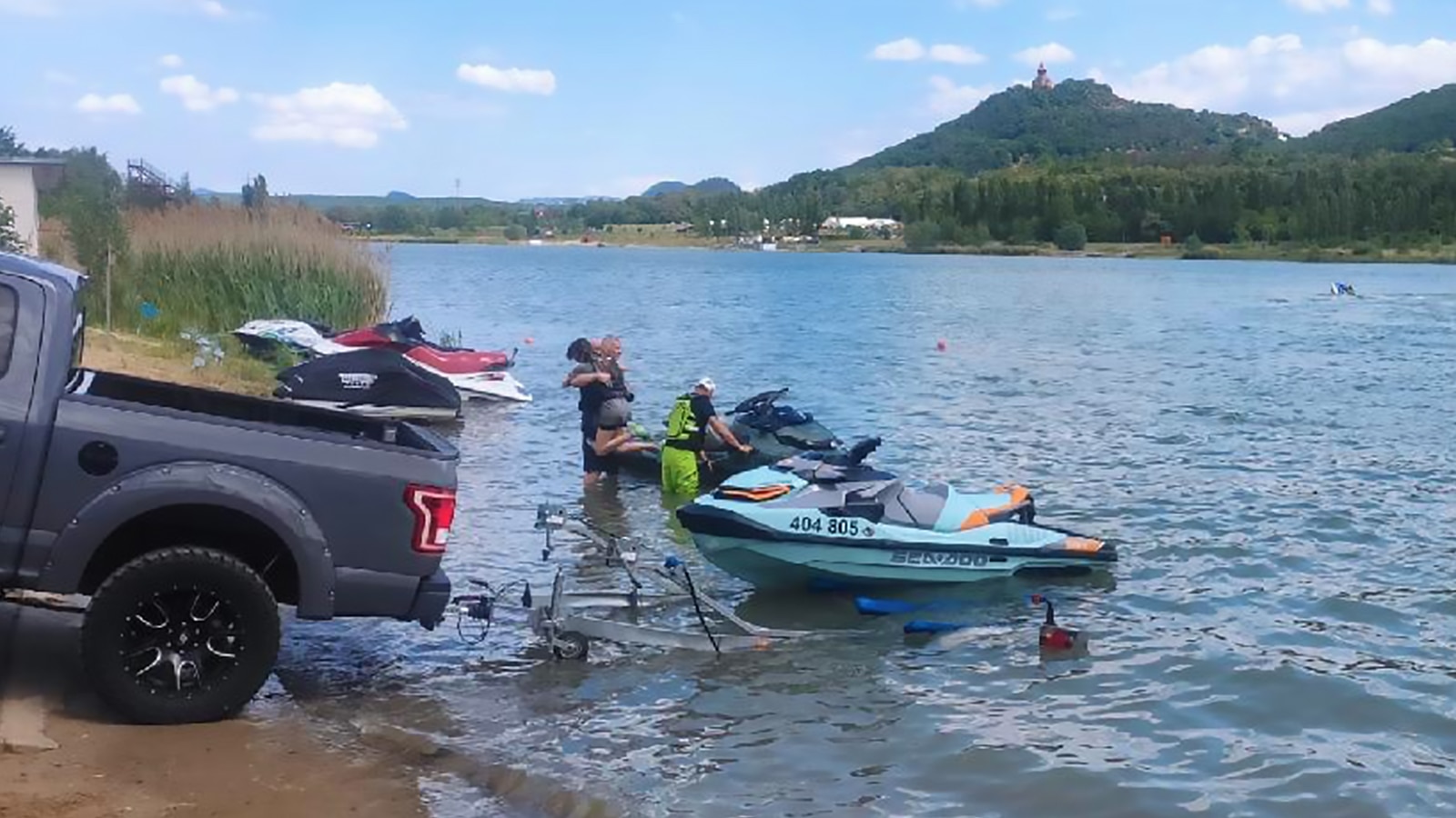 Vodní skútry Sea-Doo při spouštění do vody.