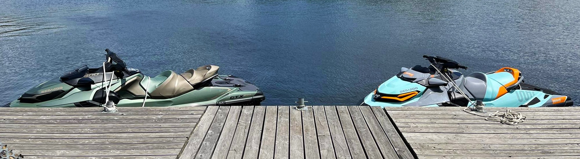 Vodní skútry Sea-Doo u mola.