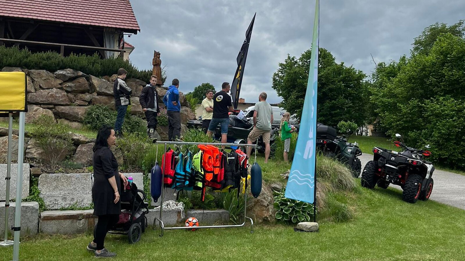 Vystavené produkty BRP na břehu.