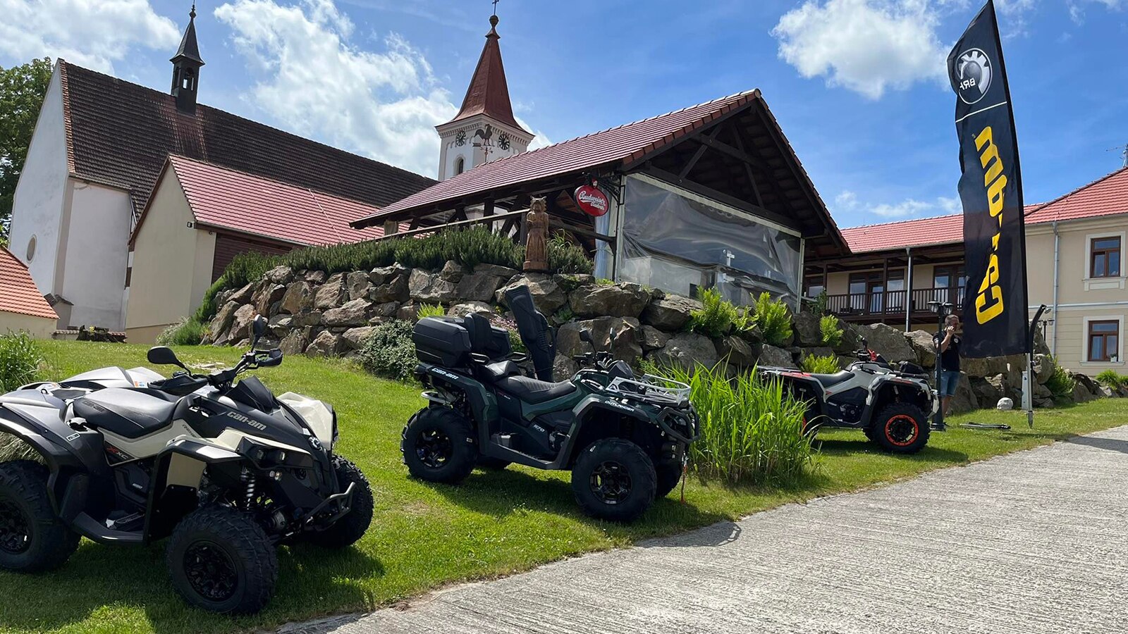 Čtyřkolky Can-Am vystavené na břehu.
