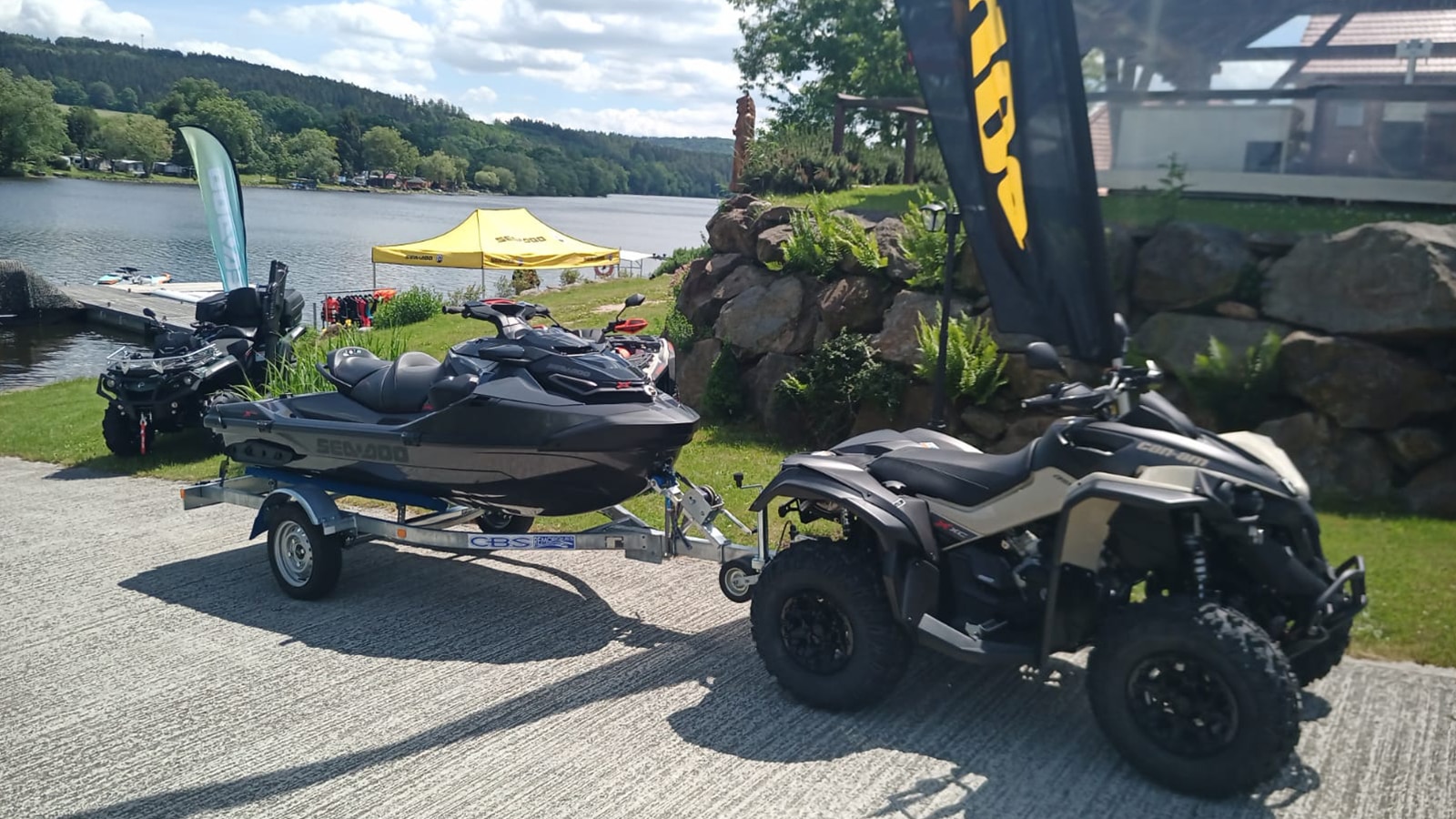 Can-Am se zapřaženým vodním skútrem Sea-Doo.