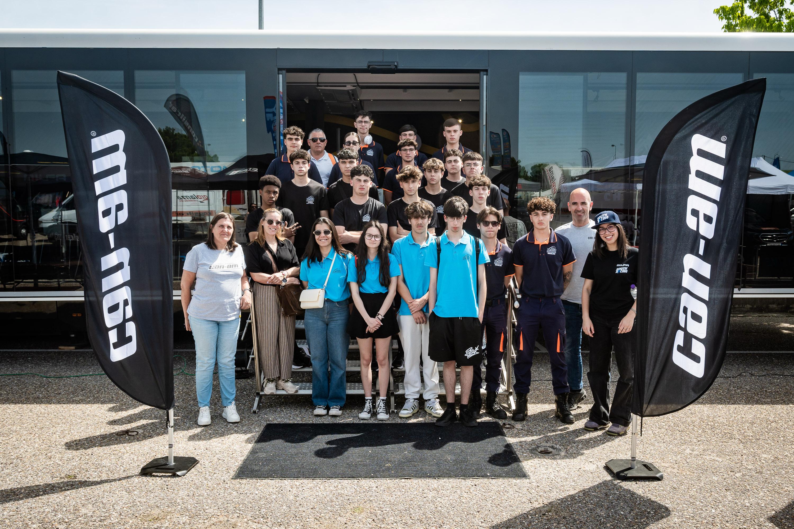 CAN-AM CHALLENGE: VISITA DE ALUNOS DE GAVIÃO AO PADDOCK DA RAID FERRARIA