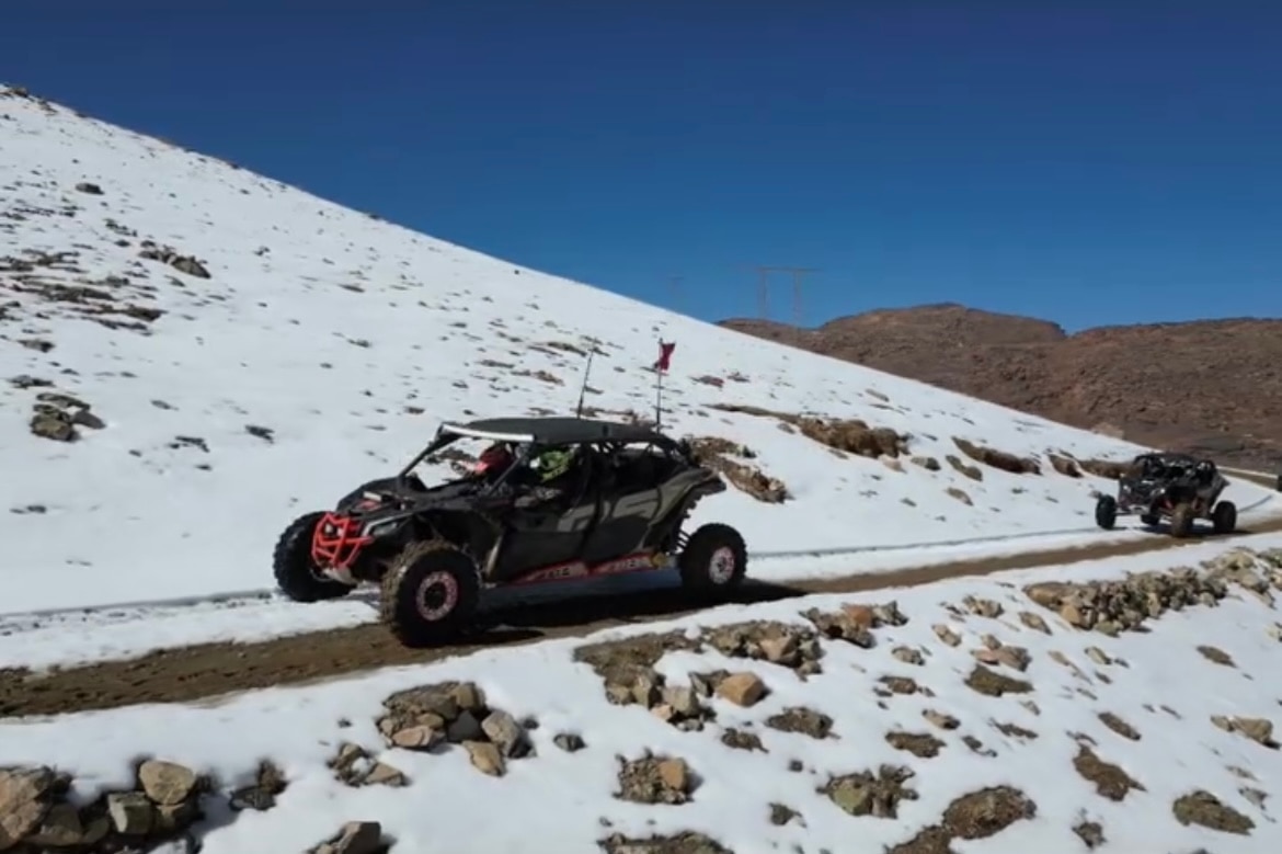 Can-Am Maverick longeant les routes d'Oukaimeden en hiver