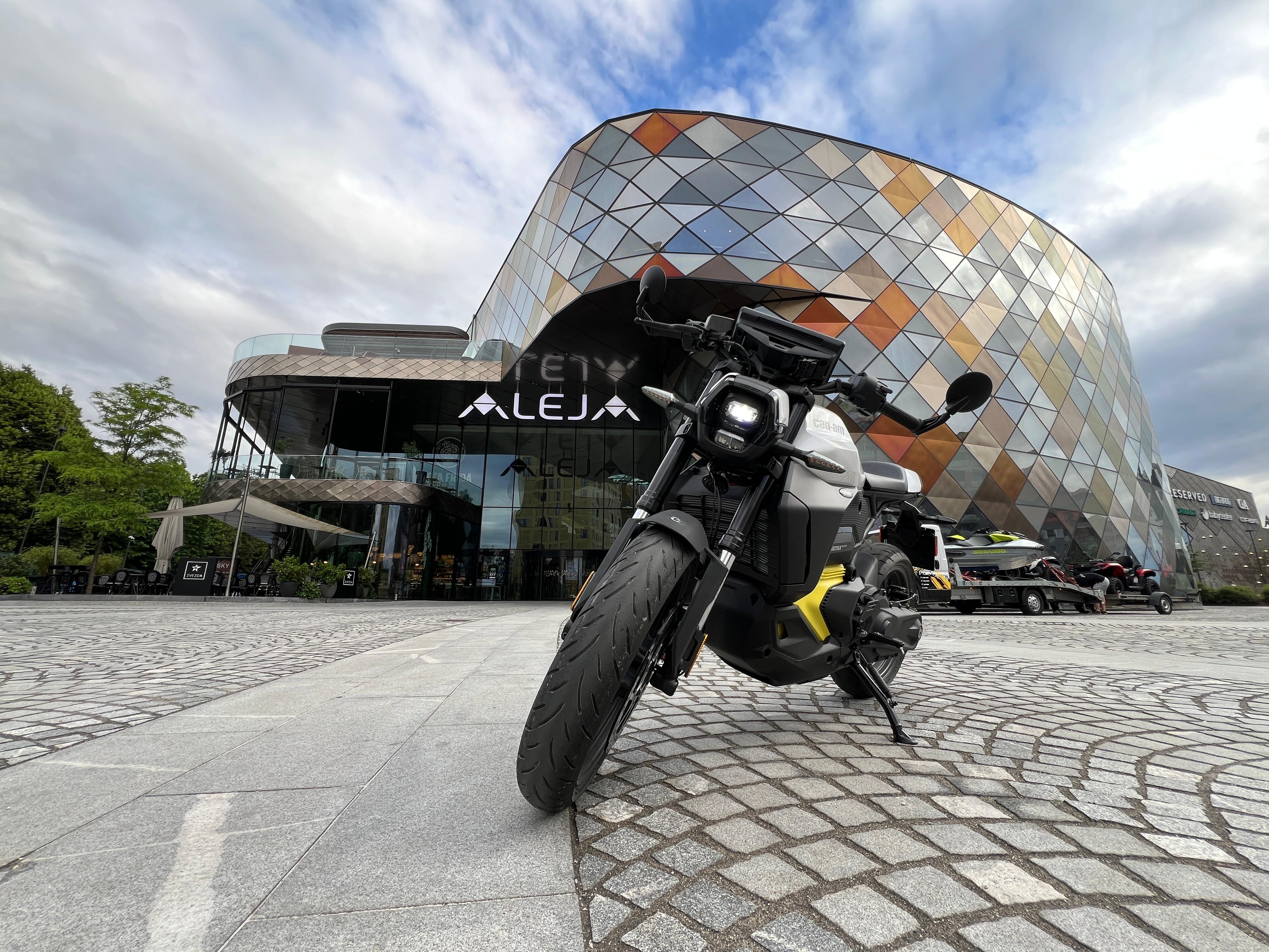 SKI&SEA PRIHAJA PRED ALEJO V LJUBLJANI