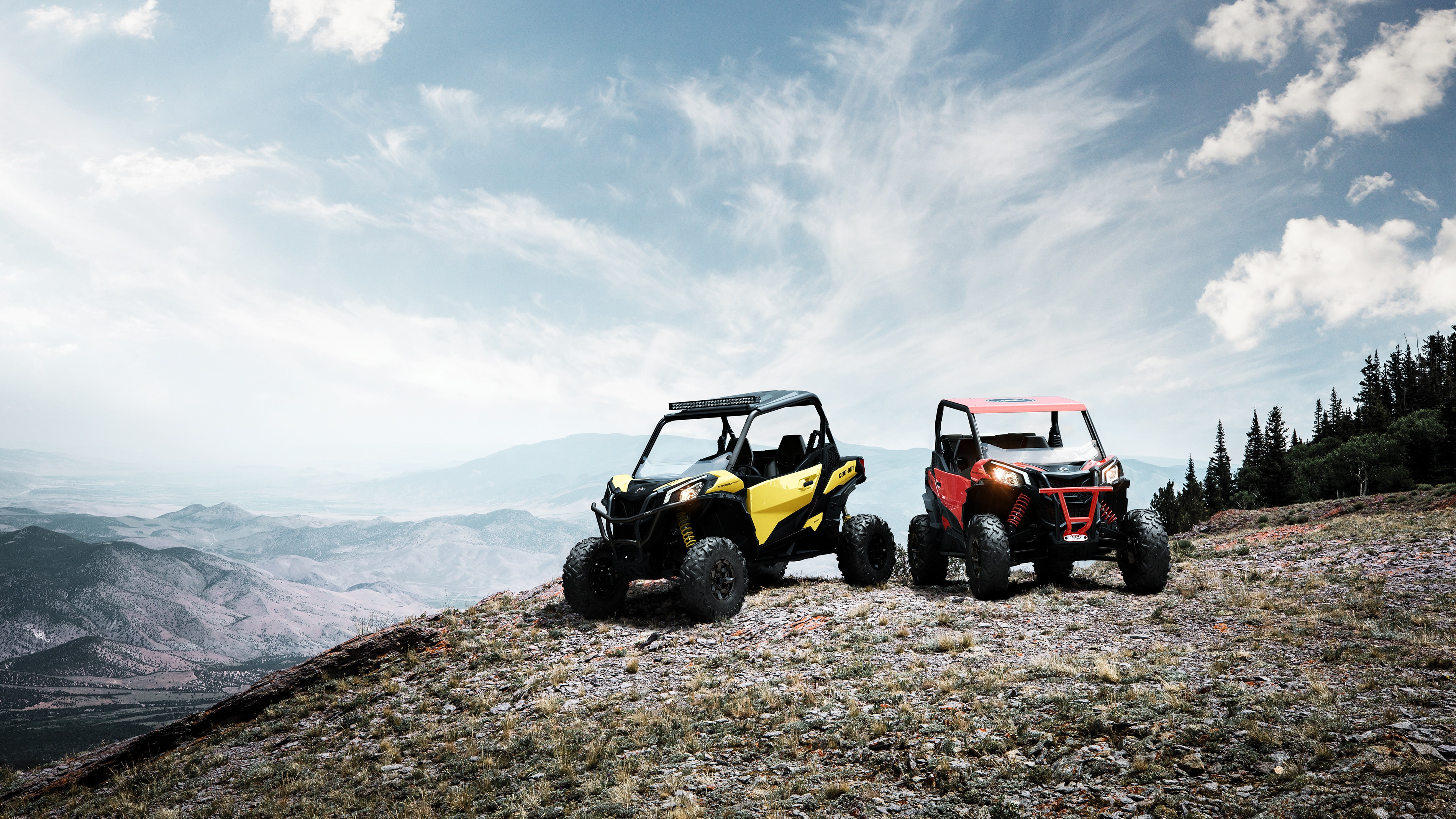 Paar Can-Am Offroad-Fahrzeuge nebeneinander auf einem Berg