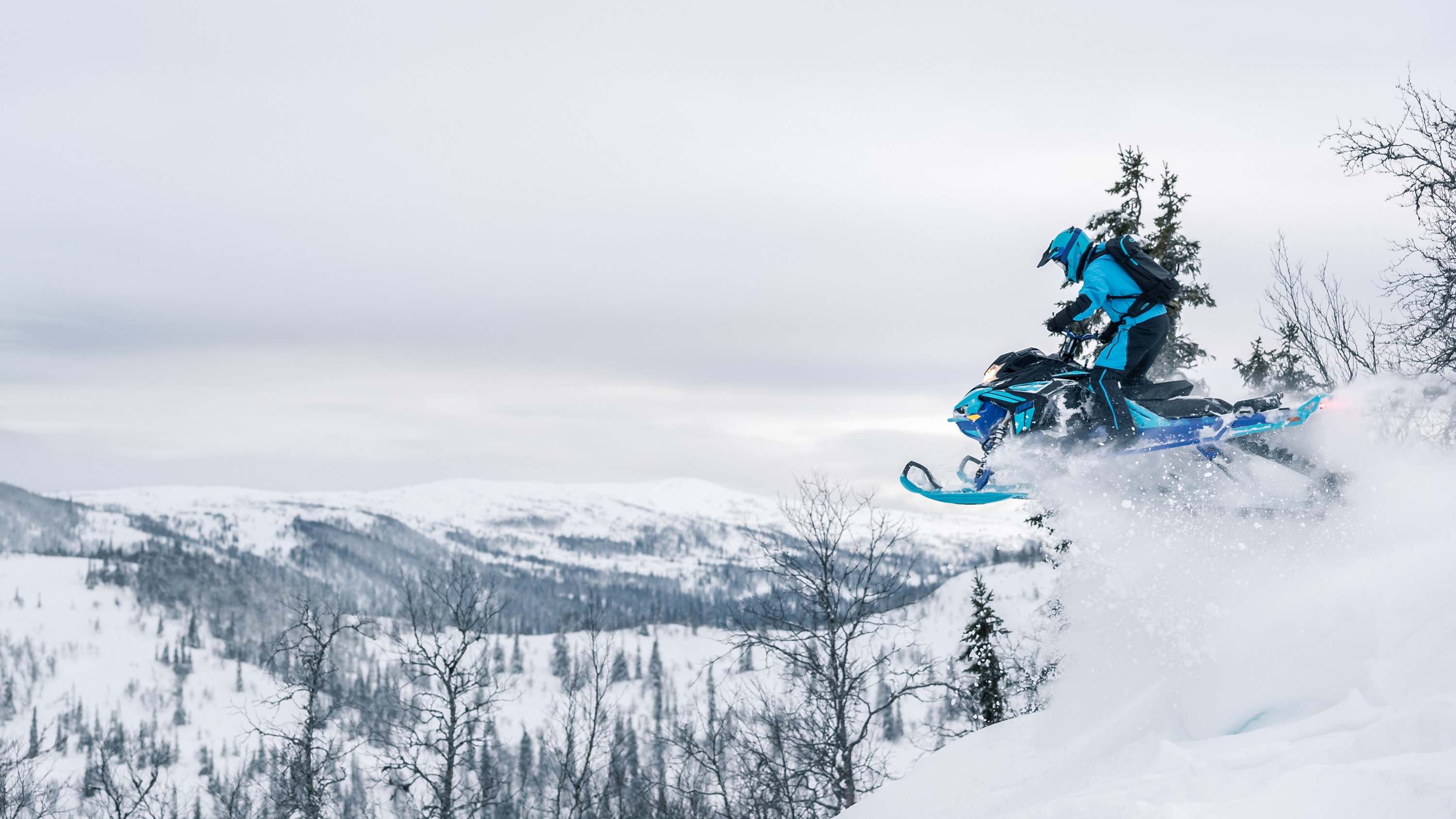 Muž skáče na snežnom skútry 2021 Lynx Boondocker 3900 Model