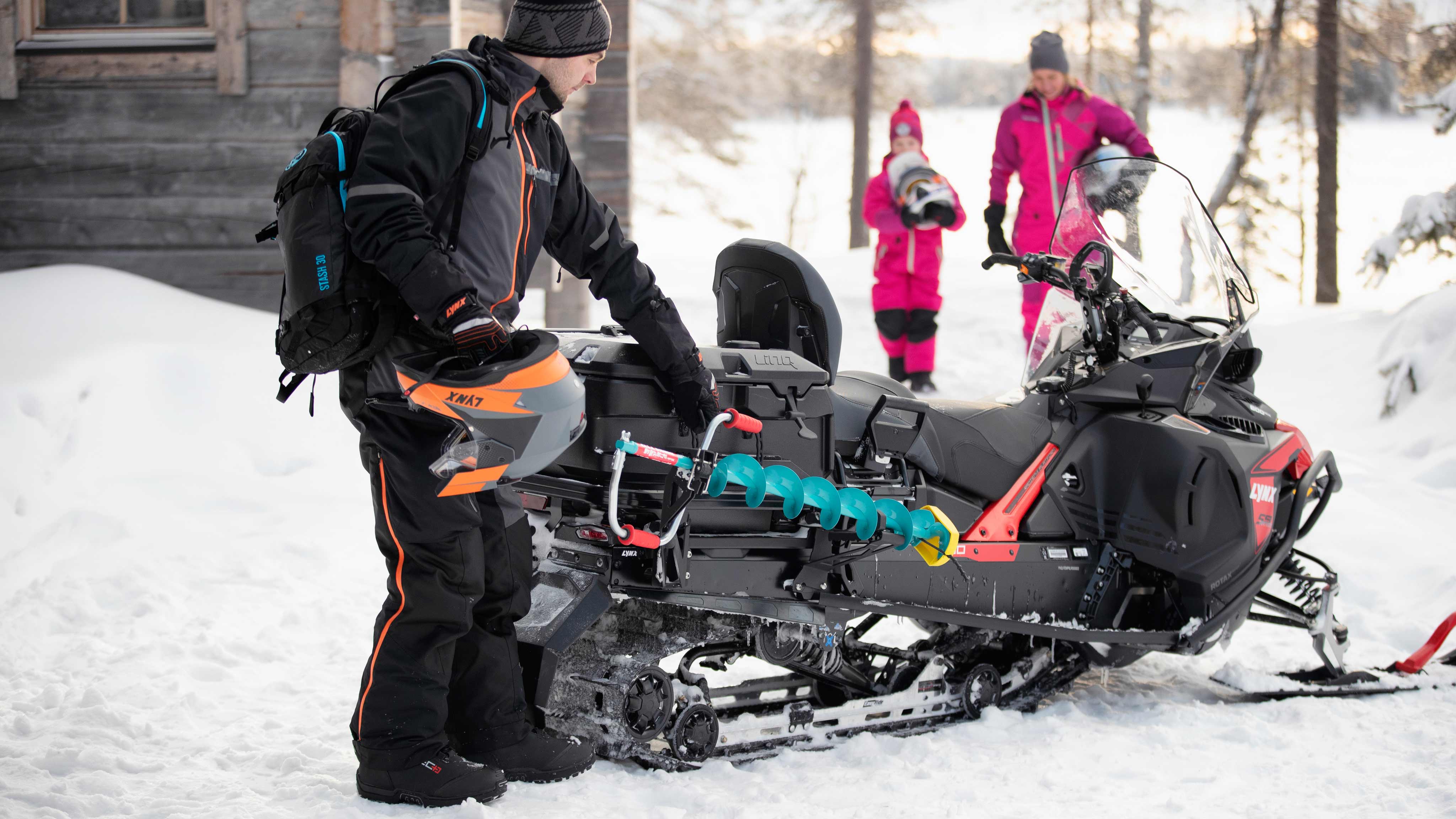 Famiglia che si prepara a guidare una motoslitta Lynx 59 Ranger