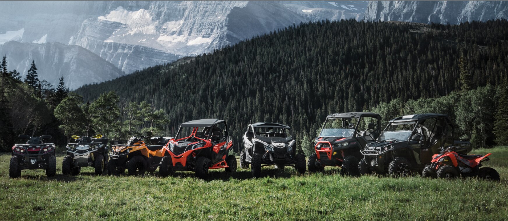 Can-Am Off-Road UTV ve ATV modelleri arka planında doğa