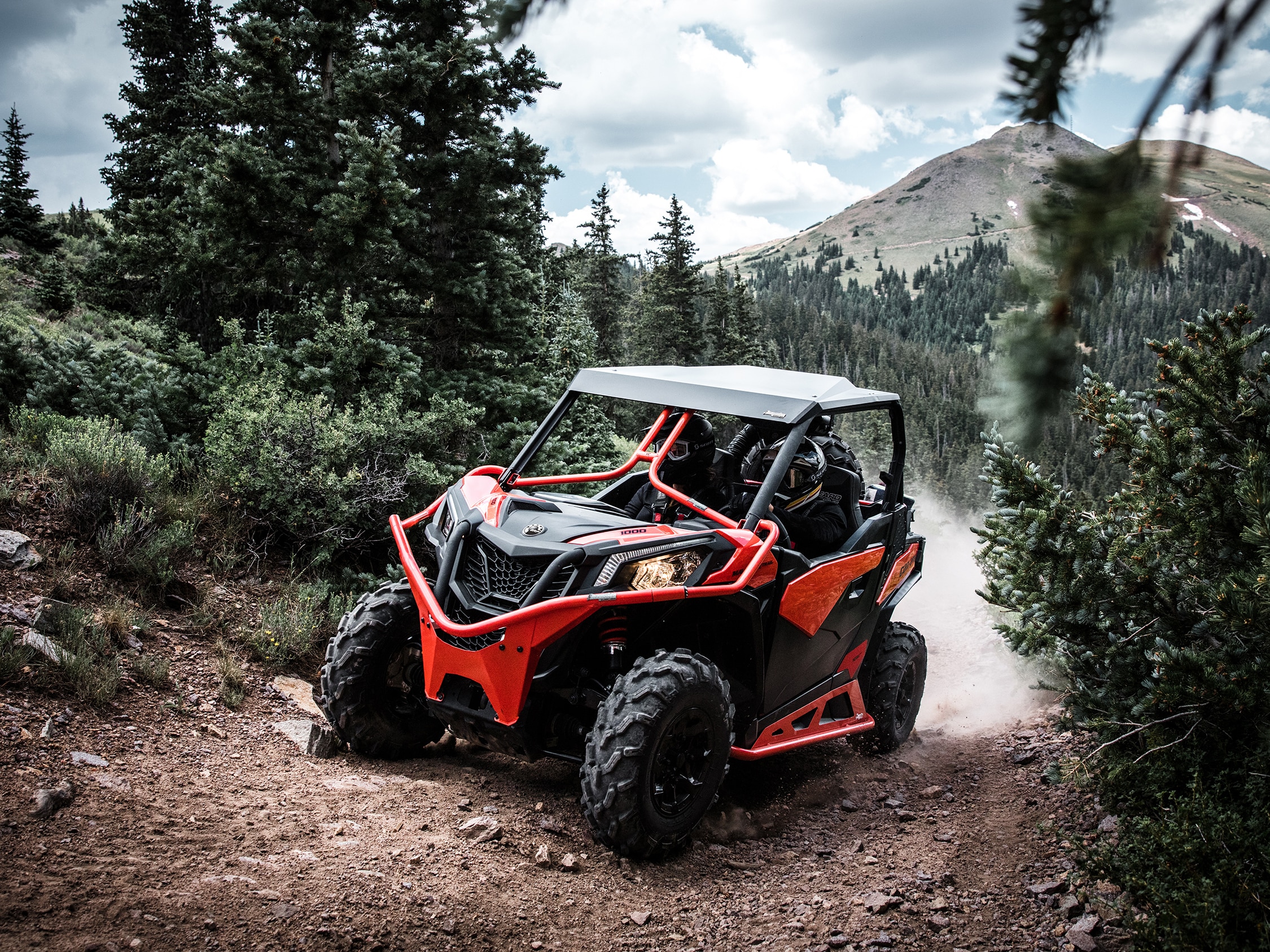 Zwei Männer fahren einen Can-Am Maverick Trail