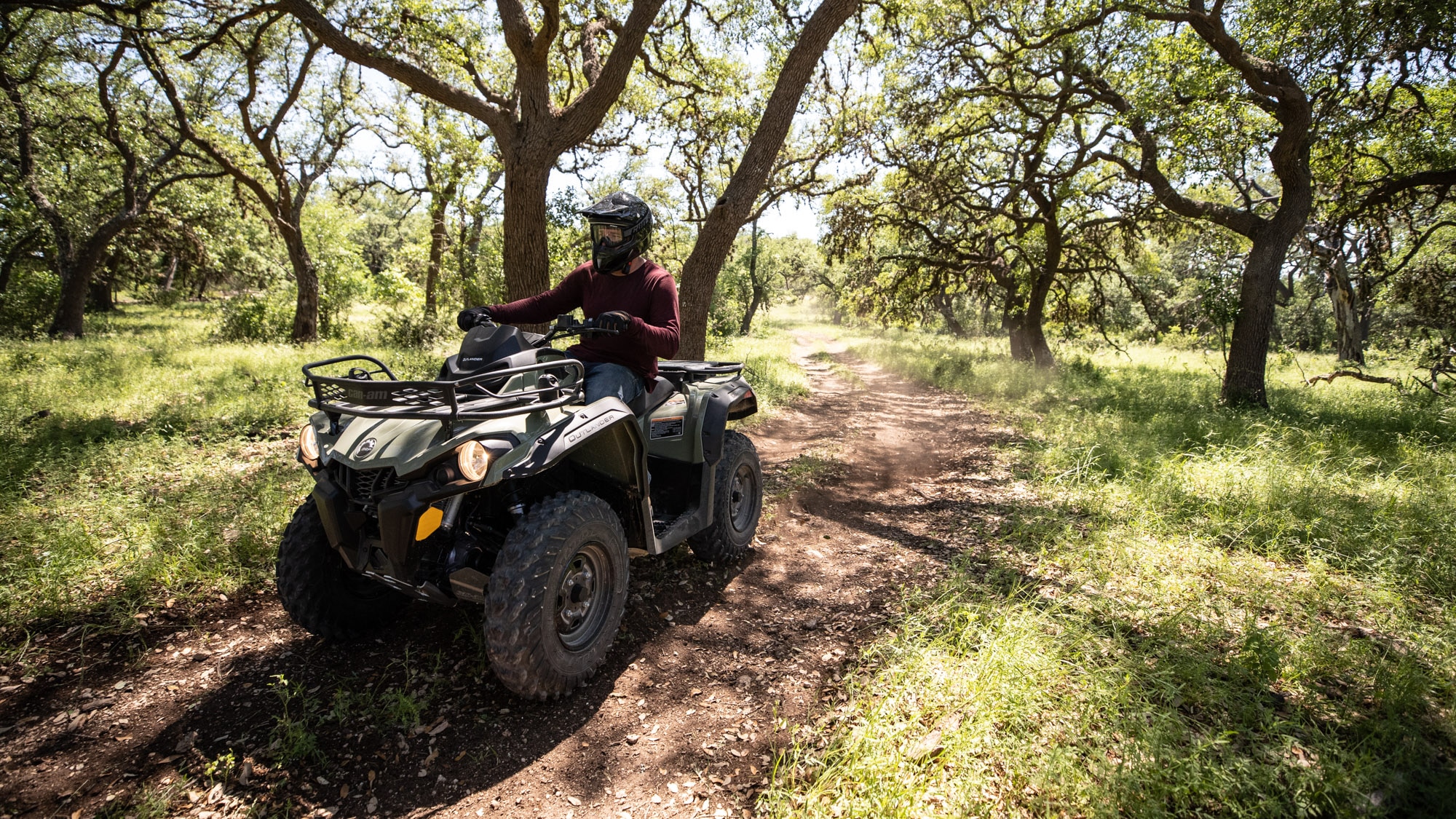  Njeri që ngiste automjetin e tij Outlander 450 në pyje