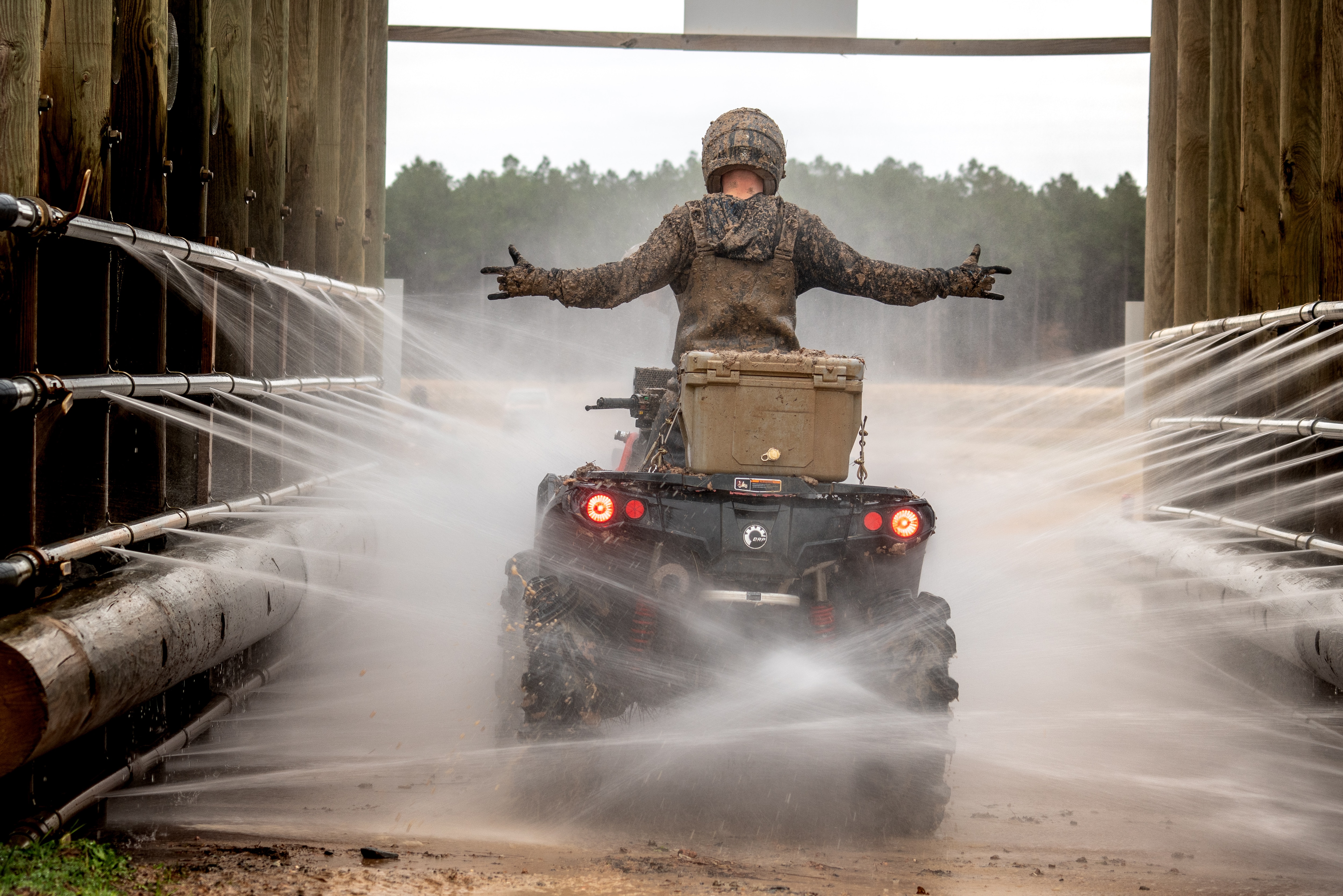 Muž čistící čtyřkolku Outlander ATV moderním "vapem"