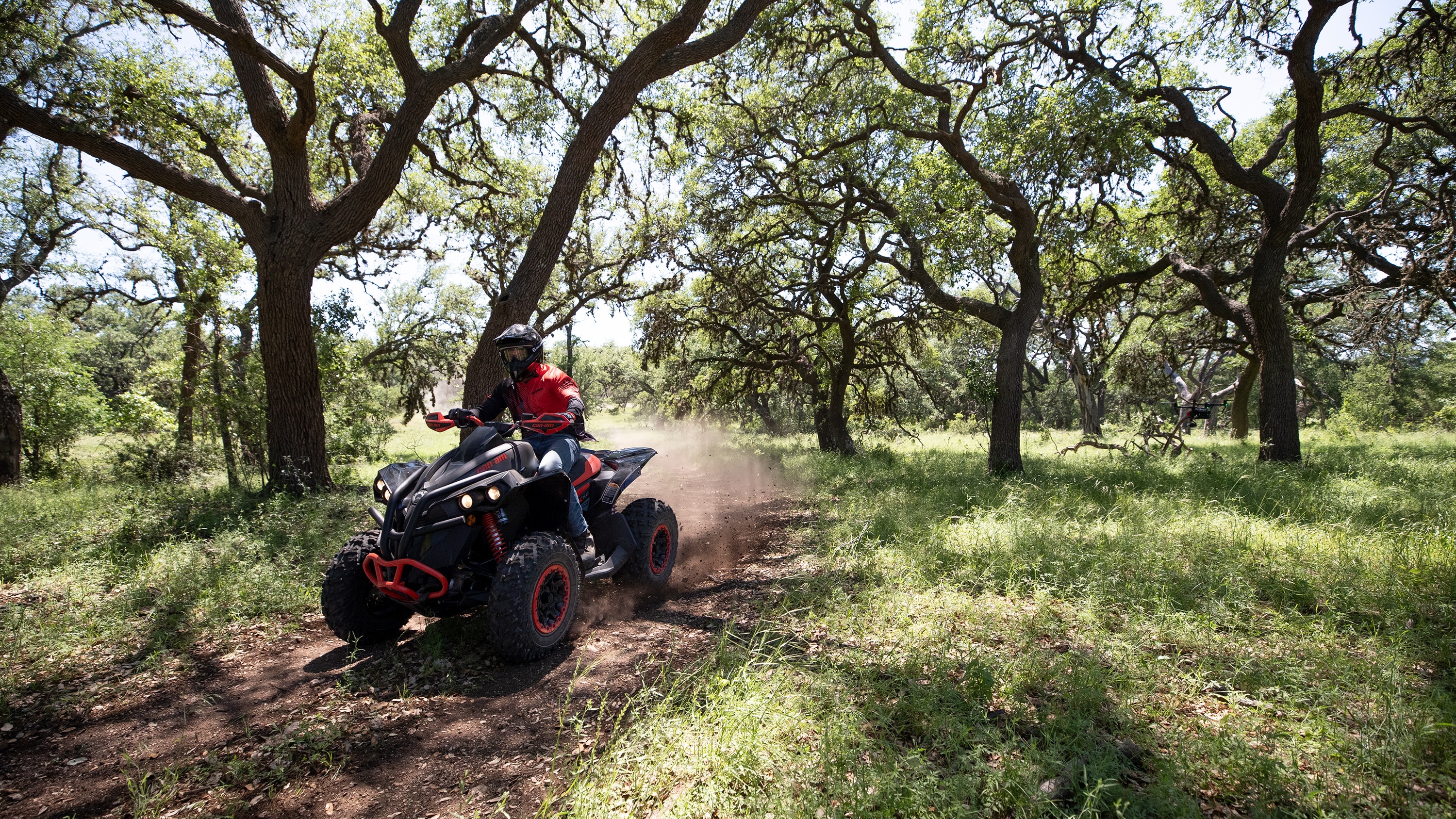 Homme conduit un Can-Am Renegade 2021 dans les bois