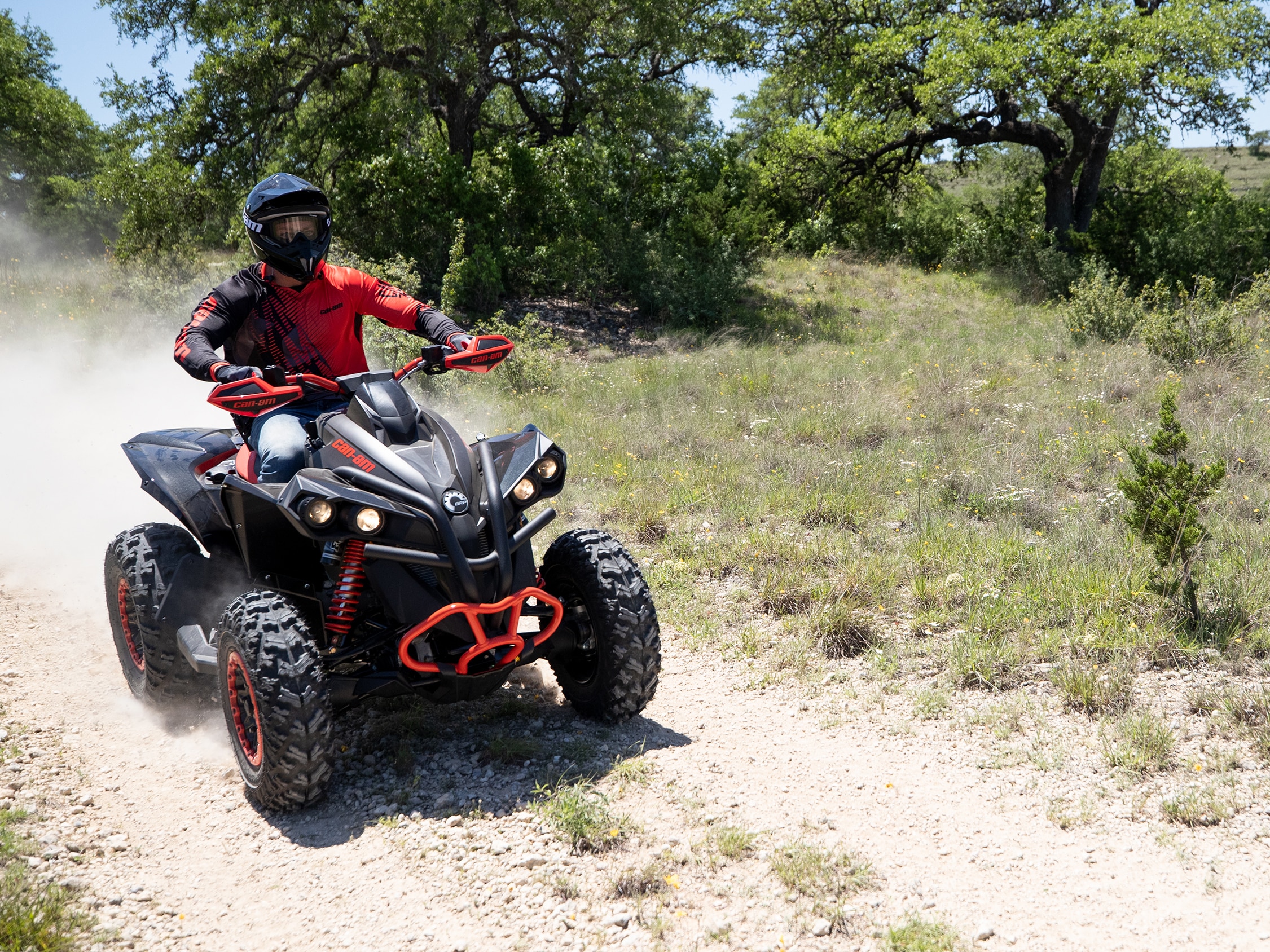  Žena koja vozi svoj Renegade ATV kroz otvoreno polje