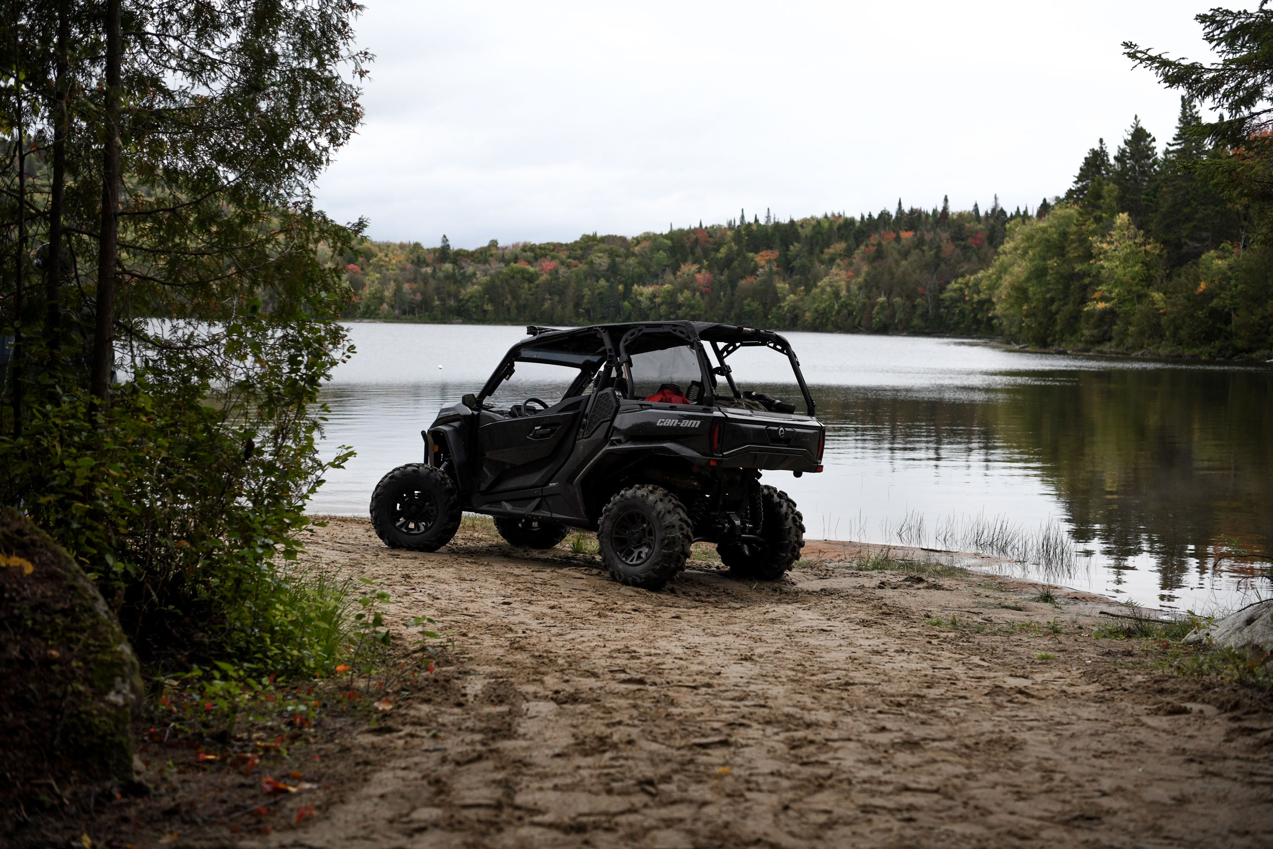 Can-Am Commander z kabiną nad brzegiem jeziora