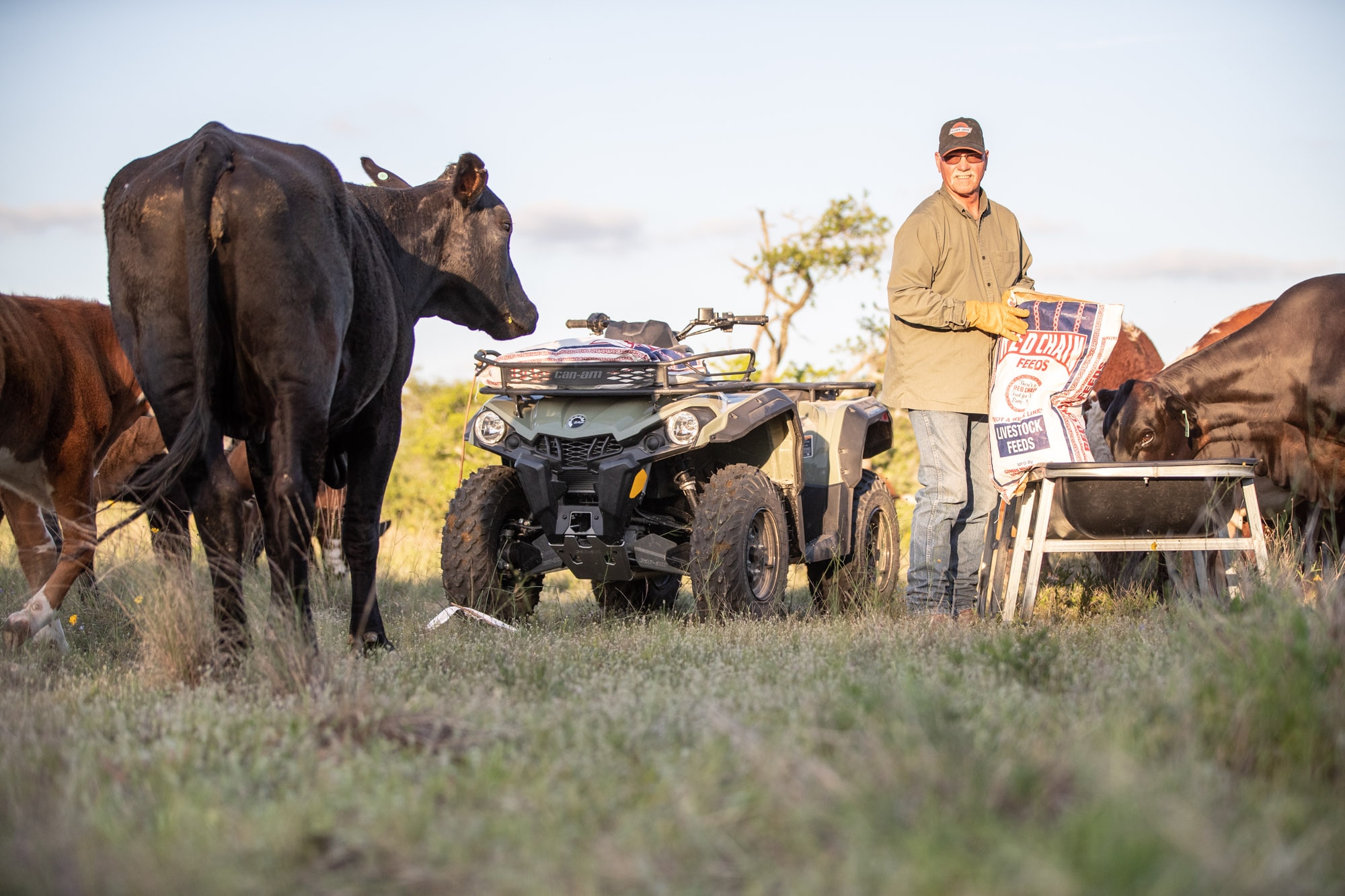 Farmár pri práci a Can-Am ATV