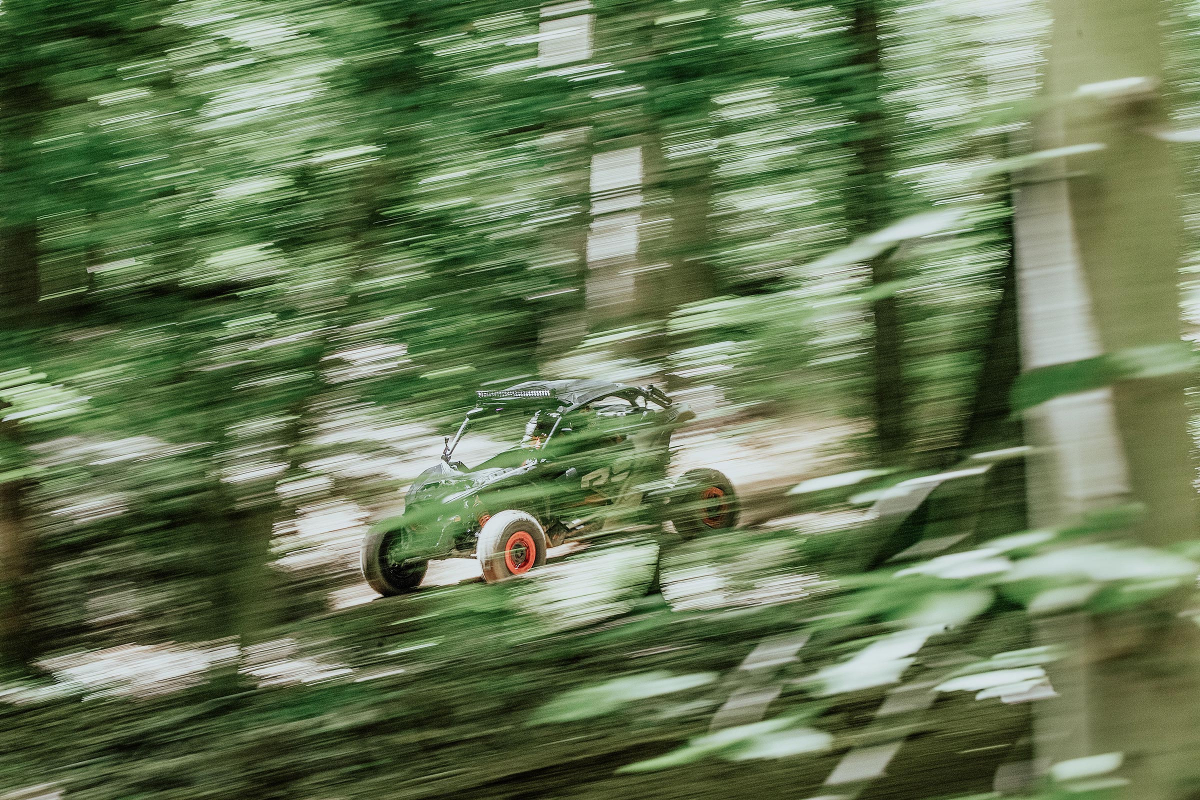 Vozidlo Can-Am Maverick RS ide rýchlo lesom