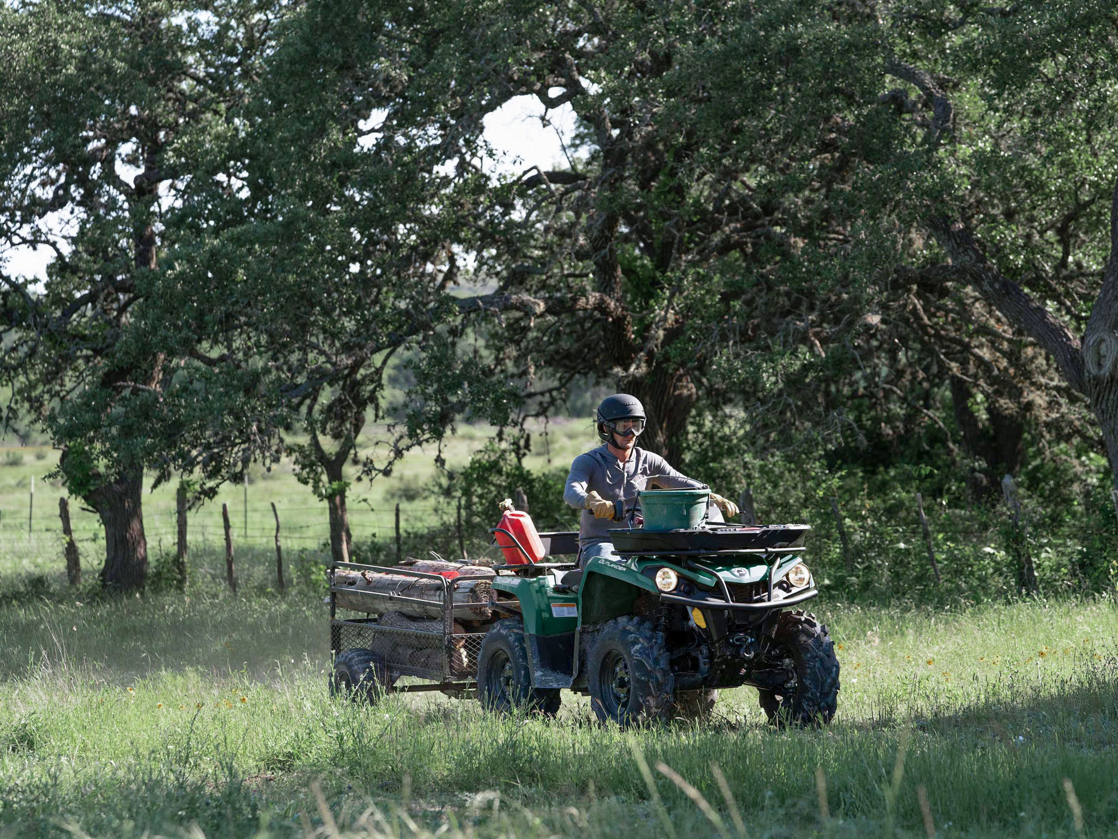 Can-am off-road atv'ye binen adam.