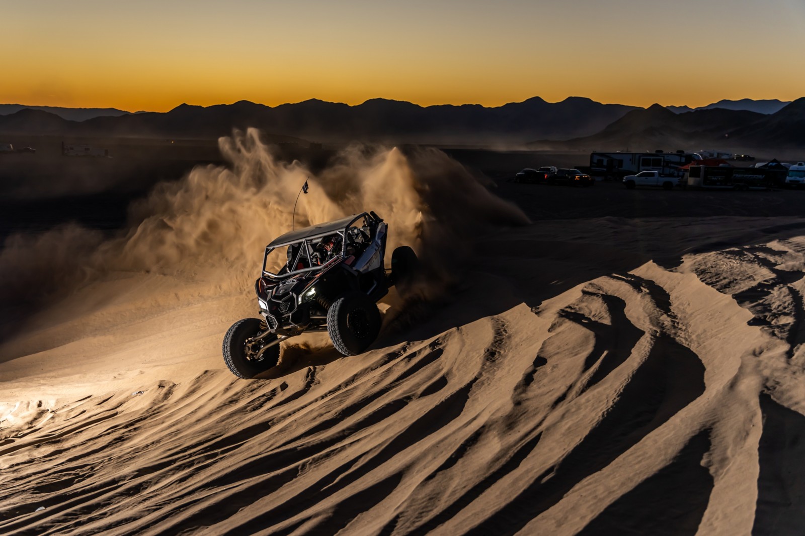 رجل يقود Maverick X RS على الرمال