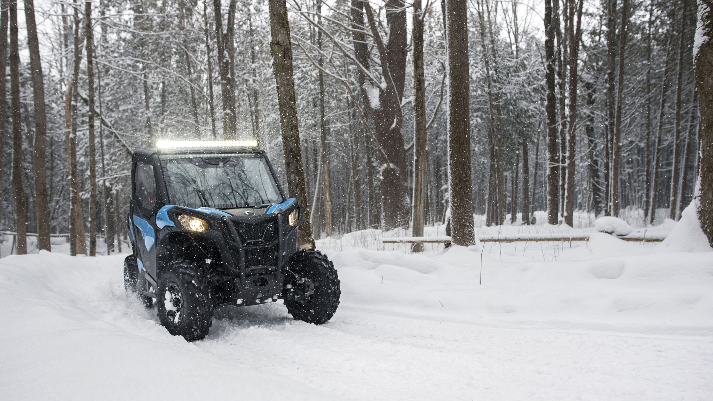 Can-Am Maverick Trail sa otáča na snehu