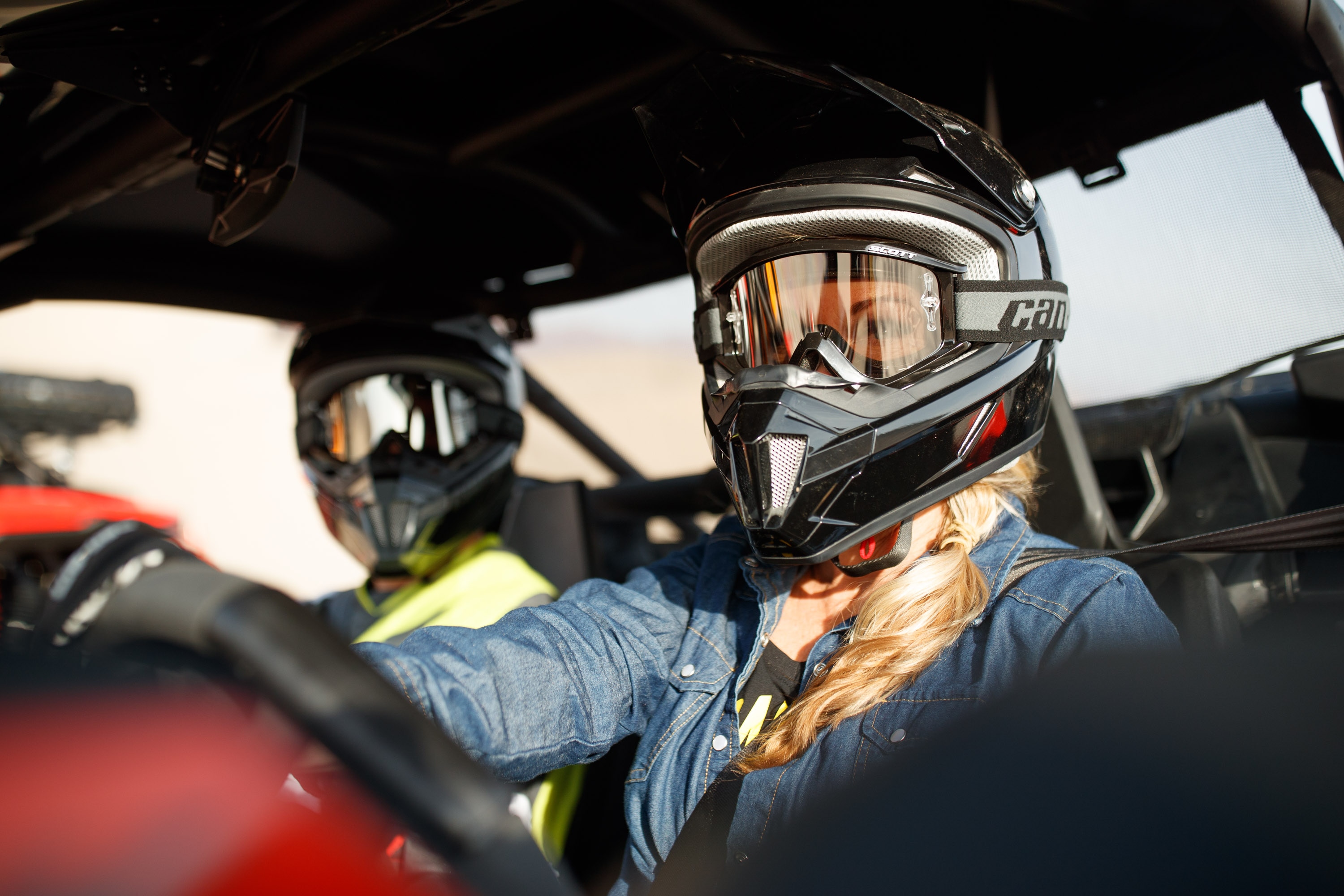 Un homme et une femme vêtus de casques et lunettes Can-Am