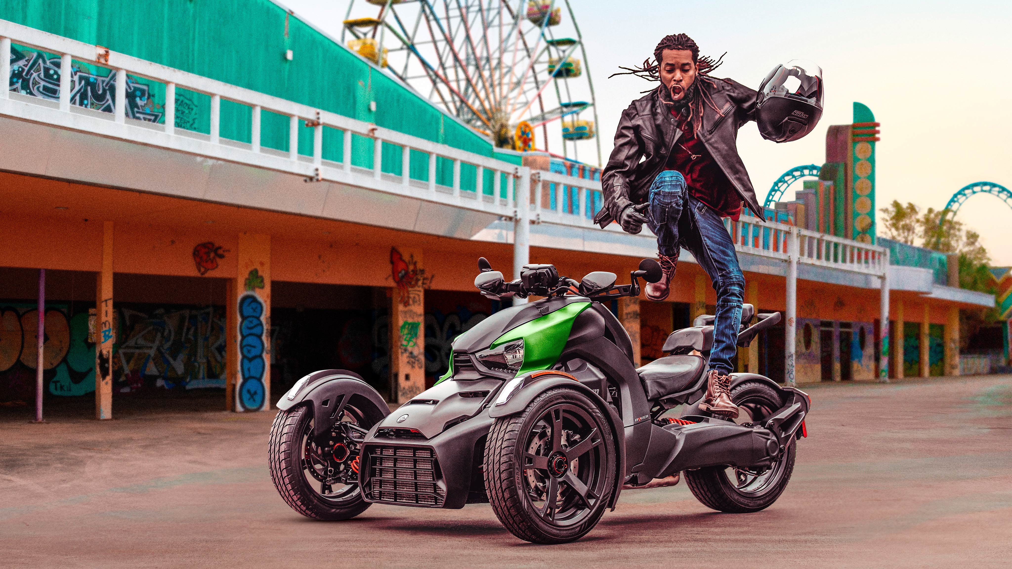 Göl kenarında Can-Am Spyder 2021'e binen bir kadın ve bir erkek