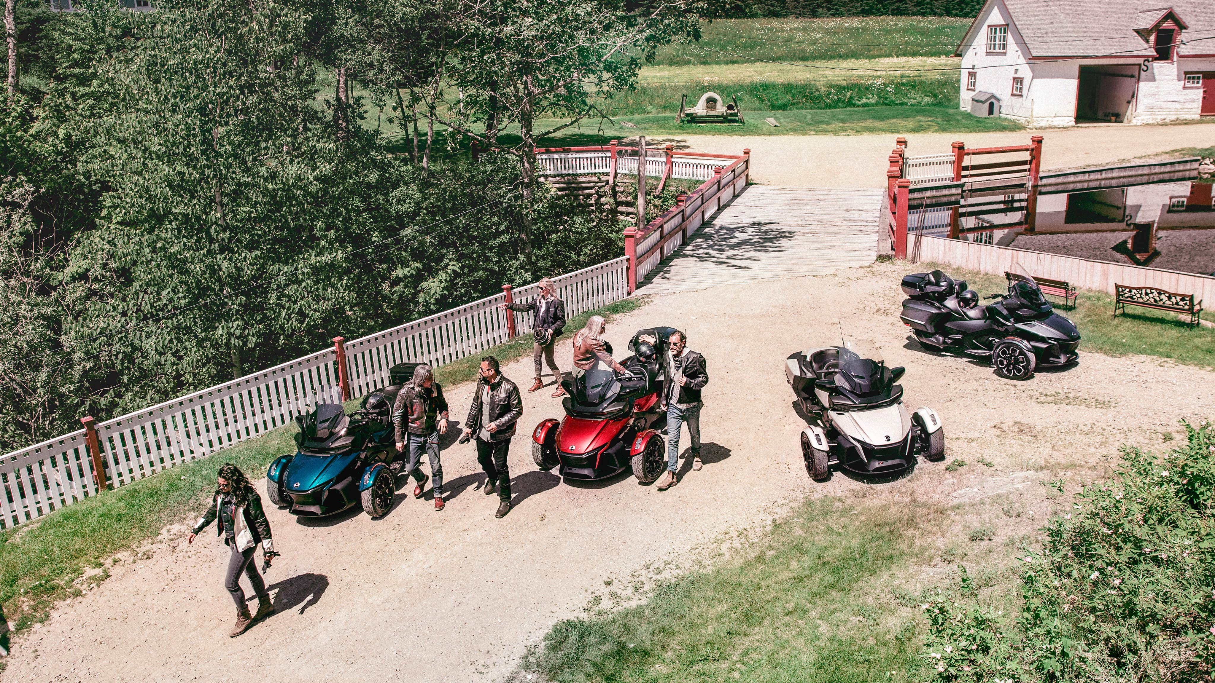 Šest přátel u čtyř tříkolek Can-Am Spyder v otevřené krajině