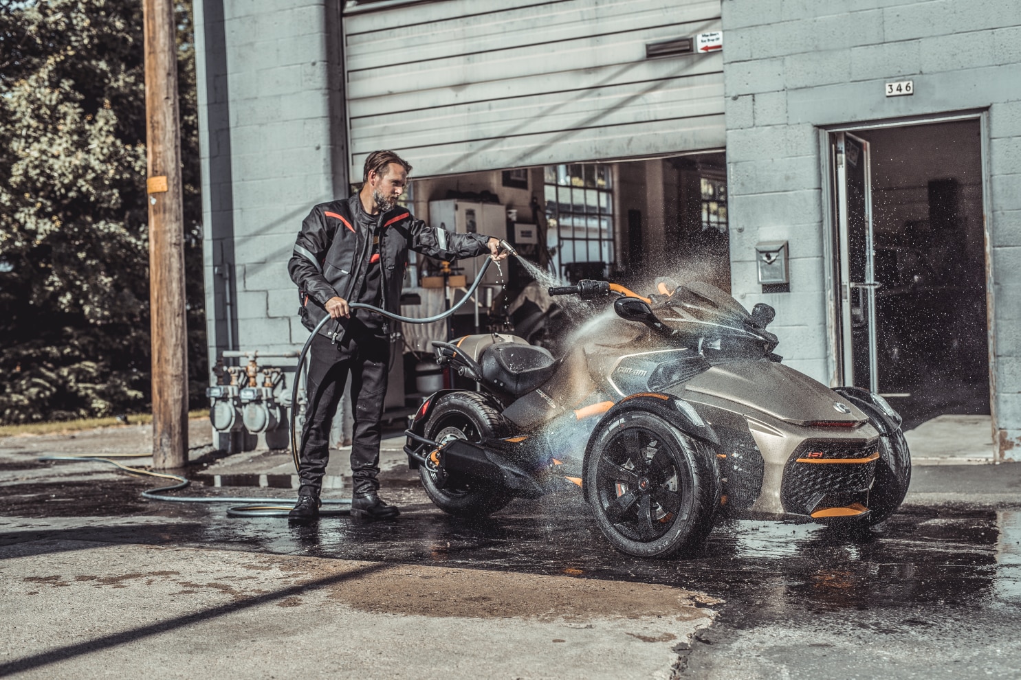 Man washing his Spyder F3 vehicle