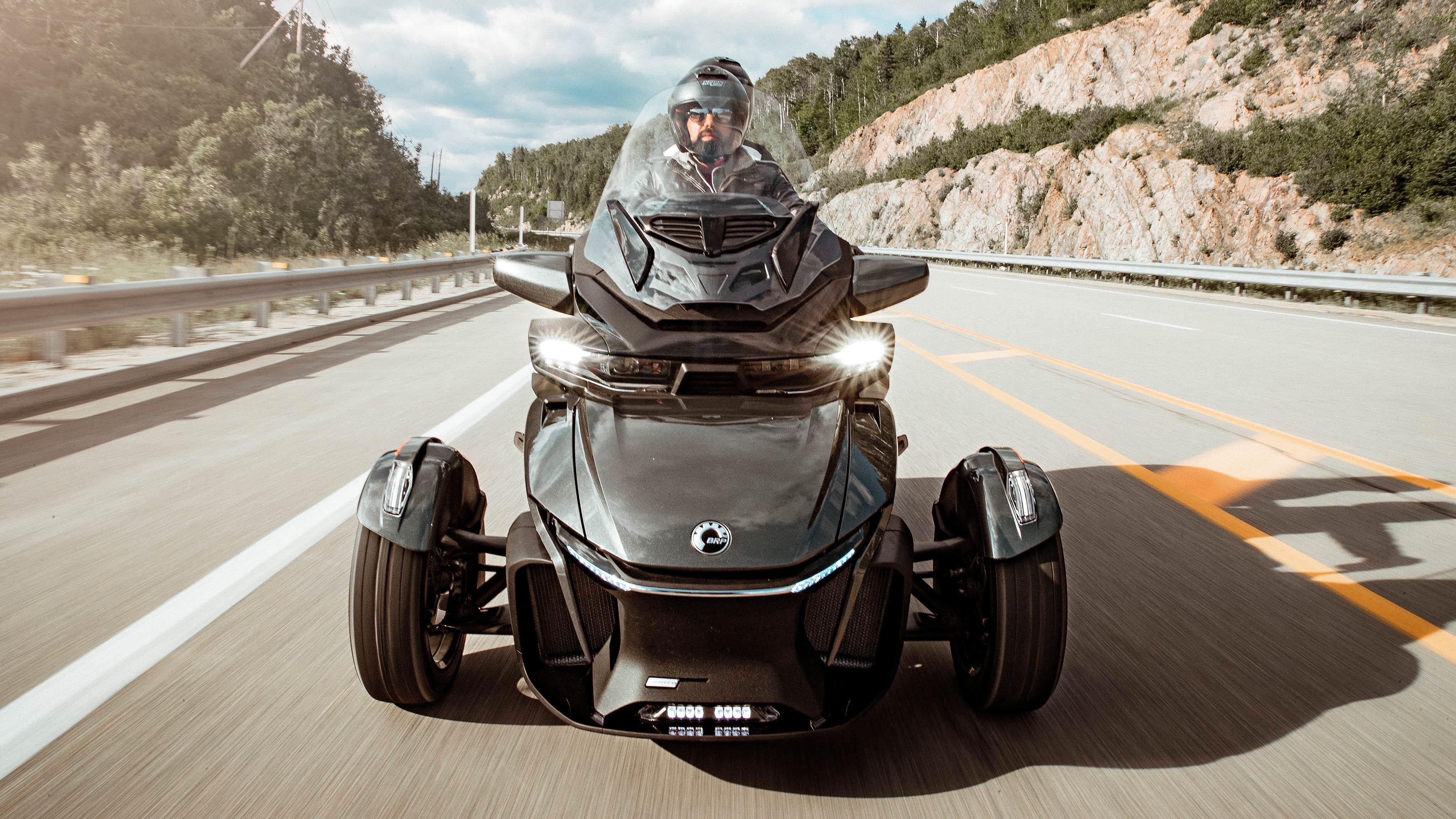  Një çift që ngiste një Can-Am Spyder RT në rrugë